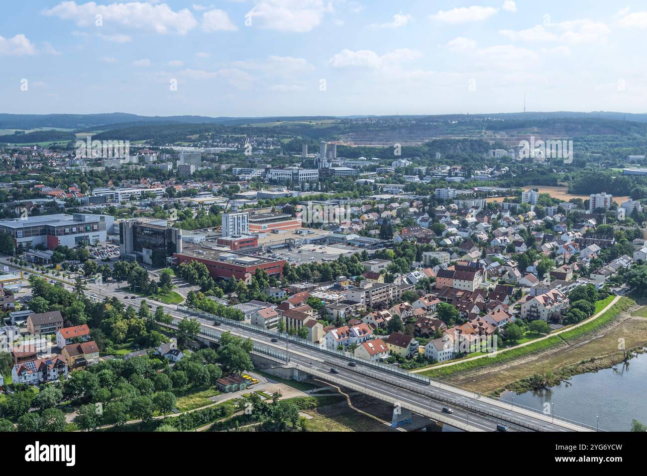 Ausblick auf die Bezirkshauptstadt der Oberpfalz, Regensburg an Donau und Regen Die Welterbestadt Regensburg im Luftbild, Blick von der Insel W Regens Banque D'Images