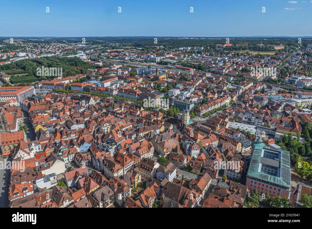 Luftaufnahme der Stadt Ansbach an der Fränkischen Rezat im Sommer Ausblick auf Ansbach, Bezirkshauptstadt MIttelfrankens in Bayern Ansbach Stadtgraben Banque D'Images