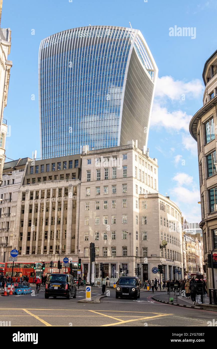 Le Fenchurch Building (The Walkie-Talkie) surplombe Gracechurch St et EastCheap dans le Monument de Londres. Banque D'Images