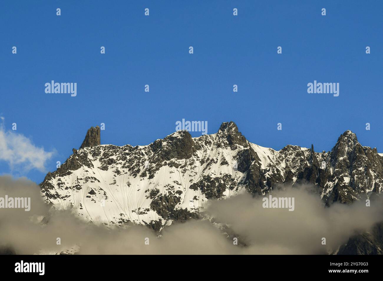 Vue sur le massif du Mont Blanc avec la Dente del Gigante (dent de géant, 4014 M.a.s.l.) en été, Courmayeur, Aoste, Vallée d'Aoste, Italie Banque D'Images