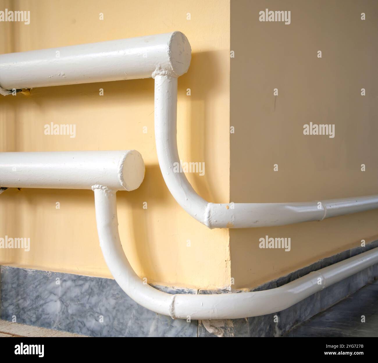 Fragment d'une vieille ligne de chauffage faite de tuyaux métalliques Banque D'Images