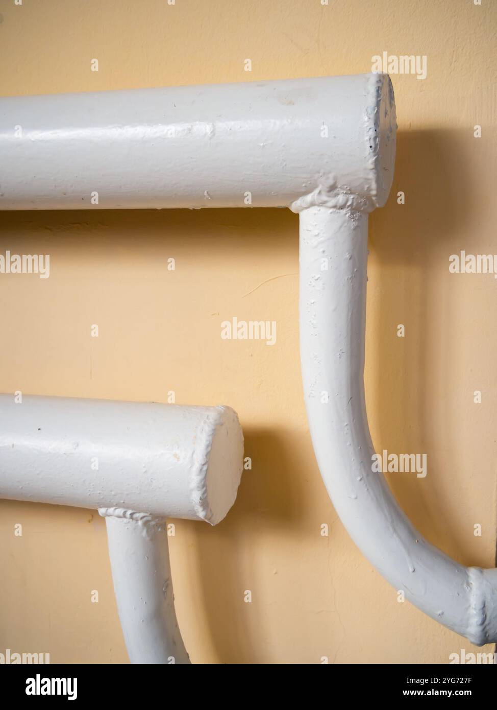 Raccordement du registre de chauffage au tuyau à l'aide d'un cordon de soudure Banque D'Images