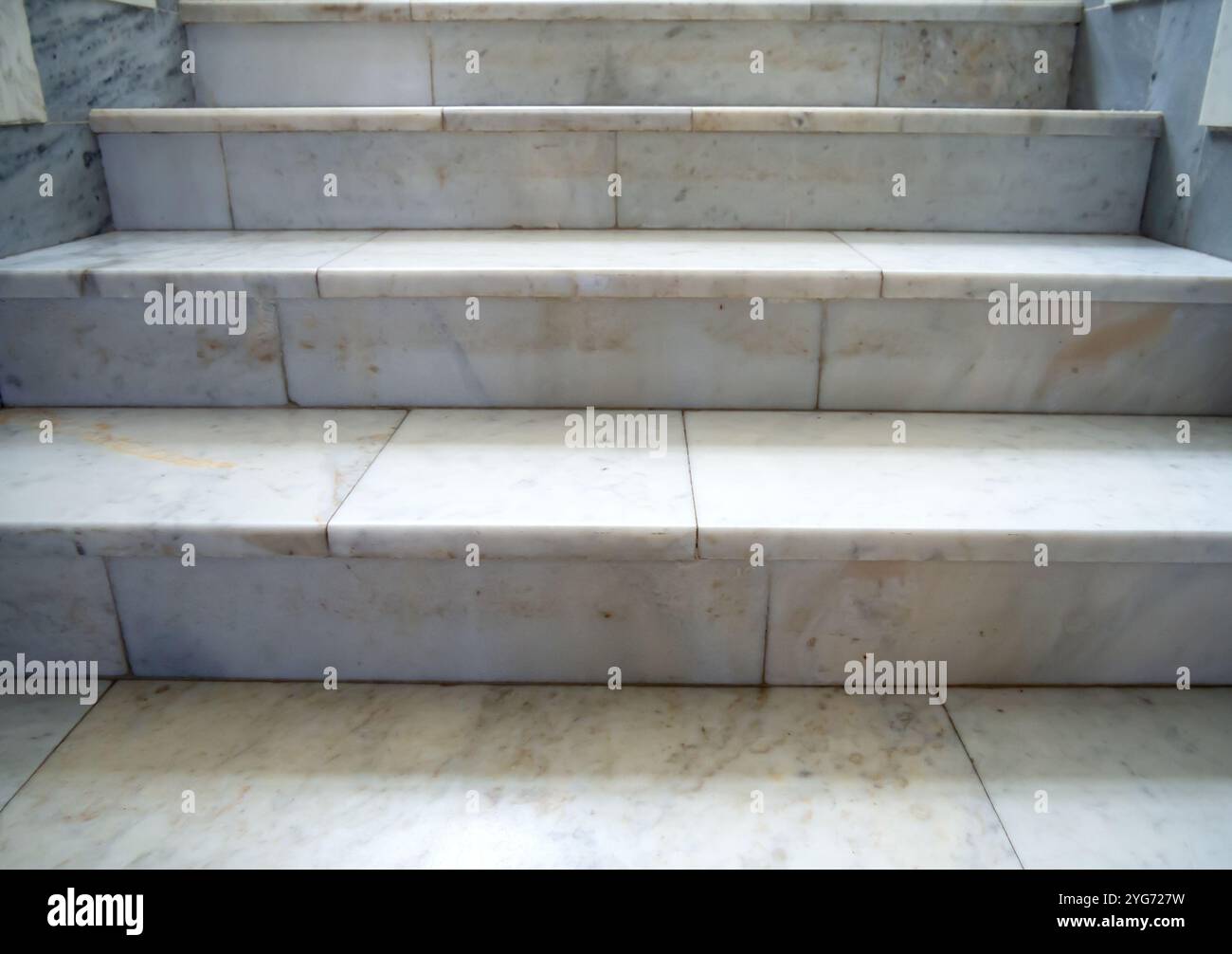 Fragment d'escalier avec marches en marbre Banque D'Images