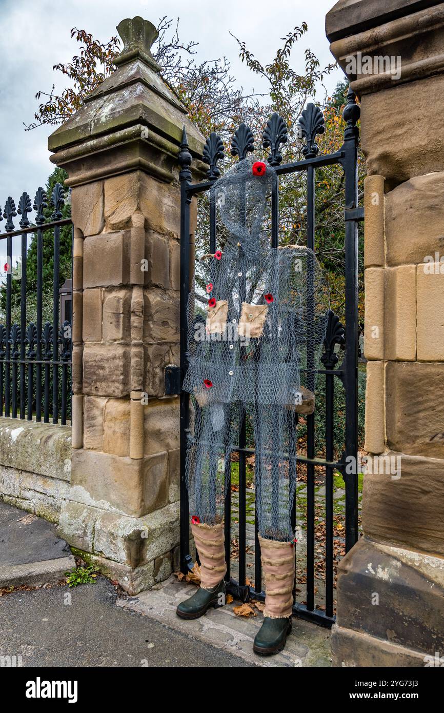 Figurine de soldat de la première Guerre mondiale créée à partir de grillage de poulet debout garde à la porte de l'église pour le jour du souvenir, Haddington, East Lothian, Écosse, Royaume-Uni Banque D'Images