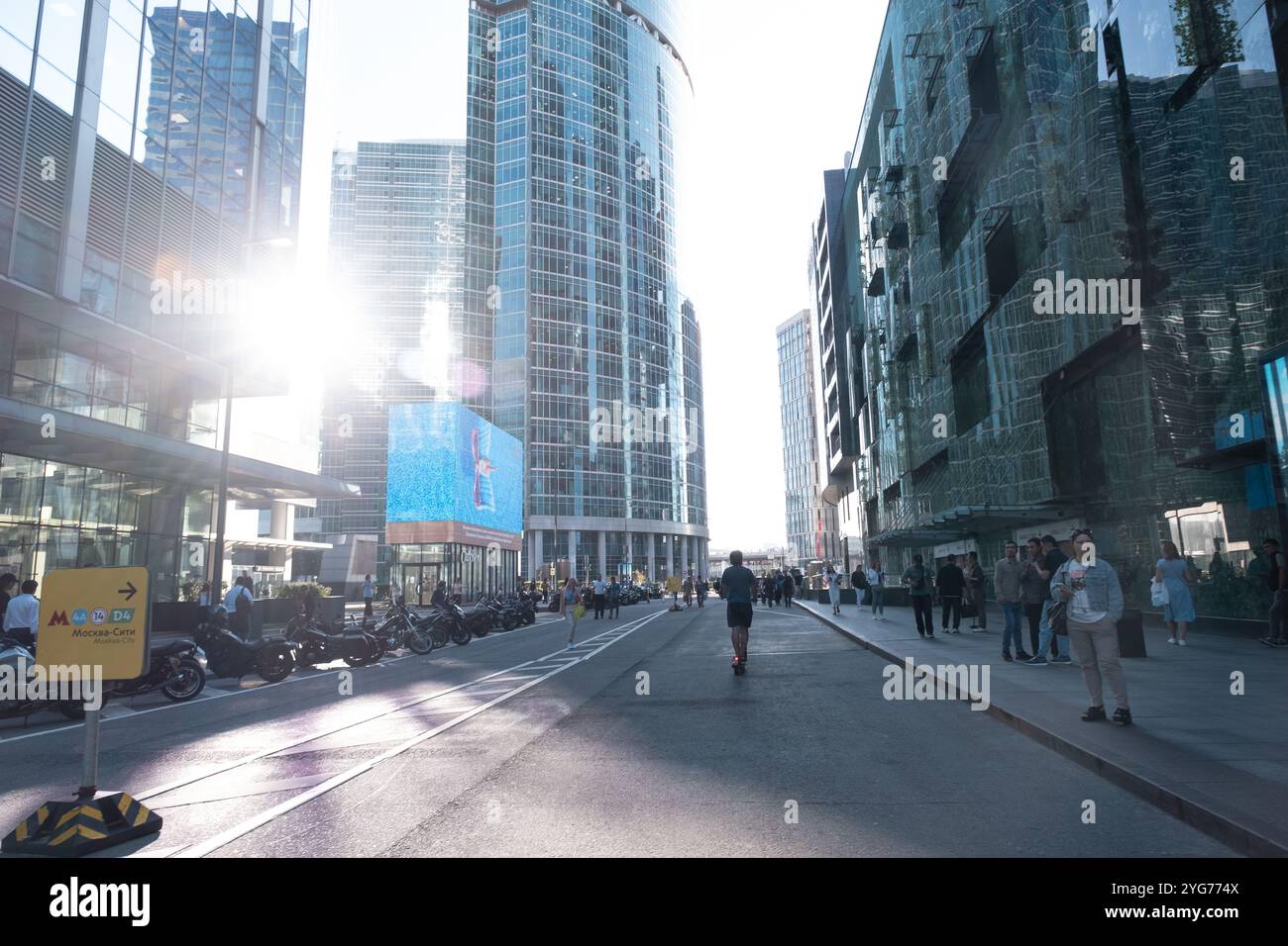 Moscou, Russie - 19 août 2024 : photographie architecturale de gratte-ciel de la ville de Moscou sur fond de ciel bleu clair, mettant en valeur une arche urbaine moderne Banque D'Images