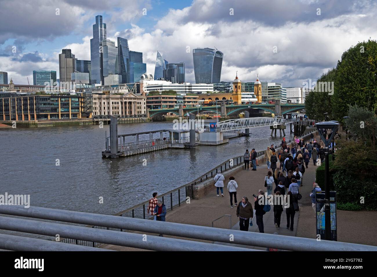 Ville de Londres paysage urbain gratte-ciel bâtiments touristes la Tamise vue depuis Millennium Bridge sur Southbank Londres Angleterre Royaume-Uni 2024 KATHY DEWITT Banque D'Images