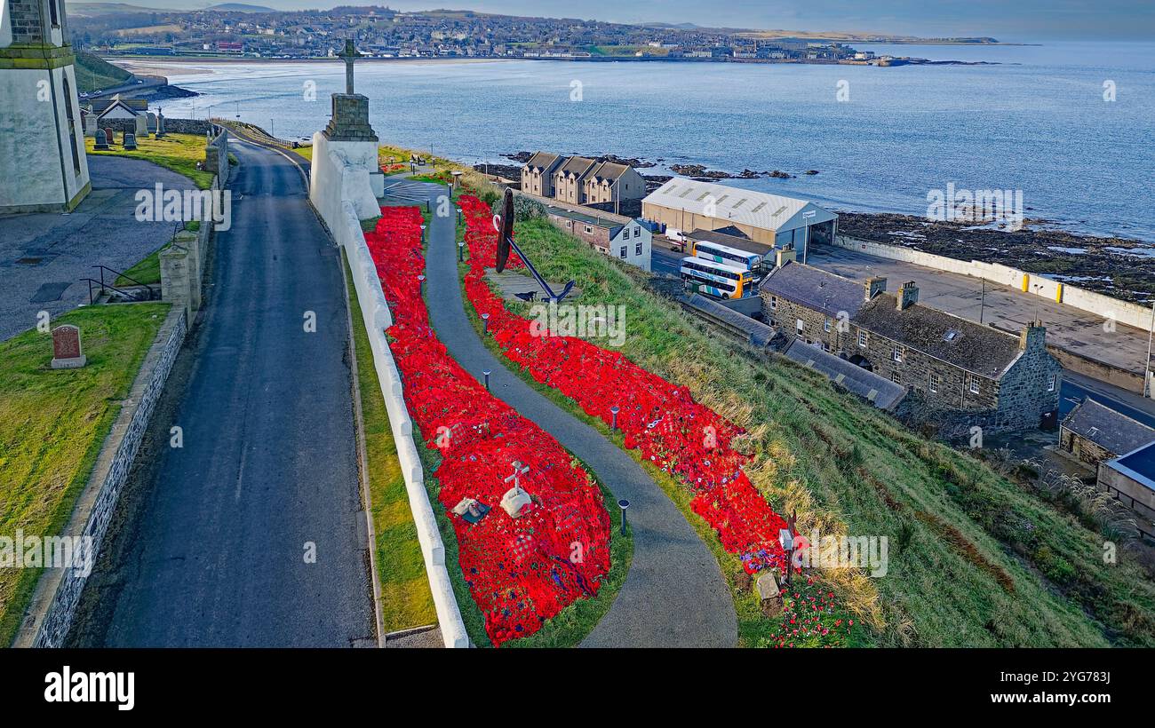 Macduff Church Aberdeenshire Écosse crochet ou coquelicots tricotés à la main sur une colline verdoyante surplombant Banff et la baie Banque D'Images