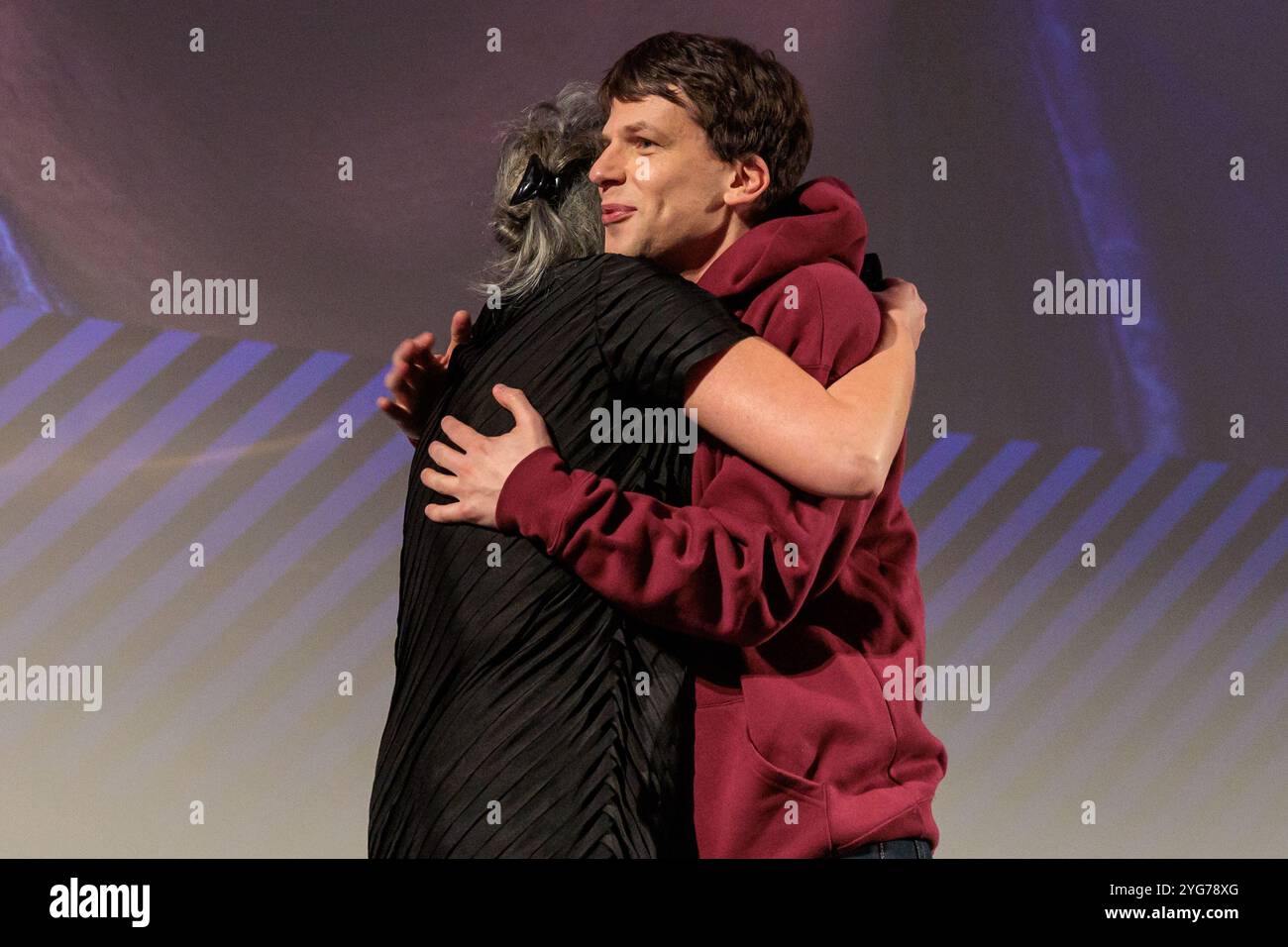 Wroclaw, Wroclaw, Pologne. 6 novembre 2024. Le 15e Festival du film américain de WrocÅ‚aw a accueilli l'acteur acclamé Jesse Eisenberg comme l'un de ses invités vedettes cette année. Connu pour ses rôles dans des films comme le réseau social, Zombieland et L'Art de l'autodéfense, Eisenberg apporte une présence unique à l'écran, et sa participation a ajouté un charme particulier à la programmation de cette année. Le festival, qui se tient du 5 au 11 novembre, célèbre un large éventail de films américains, des hits hollywoodiens aux joyaux indépendants, mettant en valeur la diversité et la profondeur du cinéma américain. Au festival, l'acteur Re Banque D'Images