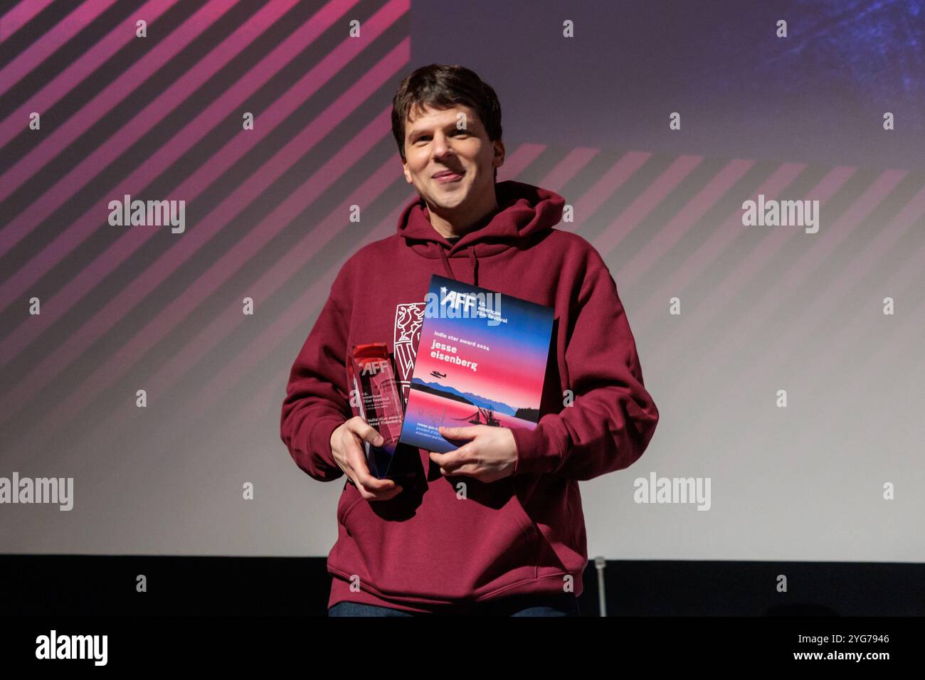 Wroclaw, Wroclaw, Pologne. 6 novembre 2024. Le 15e Festival du film américain de WrocÅ‚aw a accueilli l'acteur acclamé Jesse Eisenberg comme l'un de ses invités vedettes cette année. Connu pour ses rôles dans des films comme le réseau social, Zombieland et L'Art de l'autodéfense, Eisenberg apporte une présence unique à l'écran, et sa participation a ajouté un charme particulier à la programmation de cette année. Le festival, qui se tient du 5 au 11 novembre, célèbre un large éventail de films américains, des hits hollywoodiens aux joyaux indépendants, mettant en valeur la diversité et la profondeur du cinéma américain. Au festival, l'acteur Re Banque D'Images