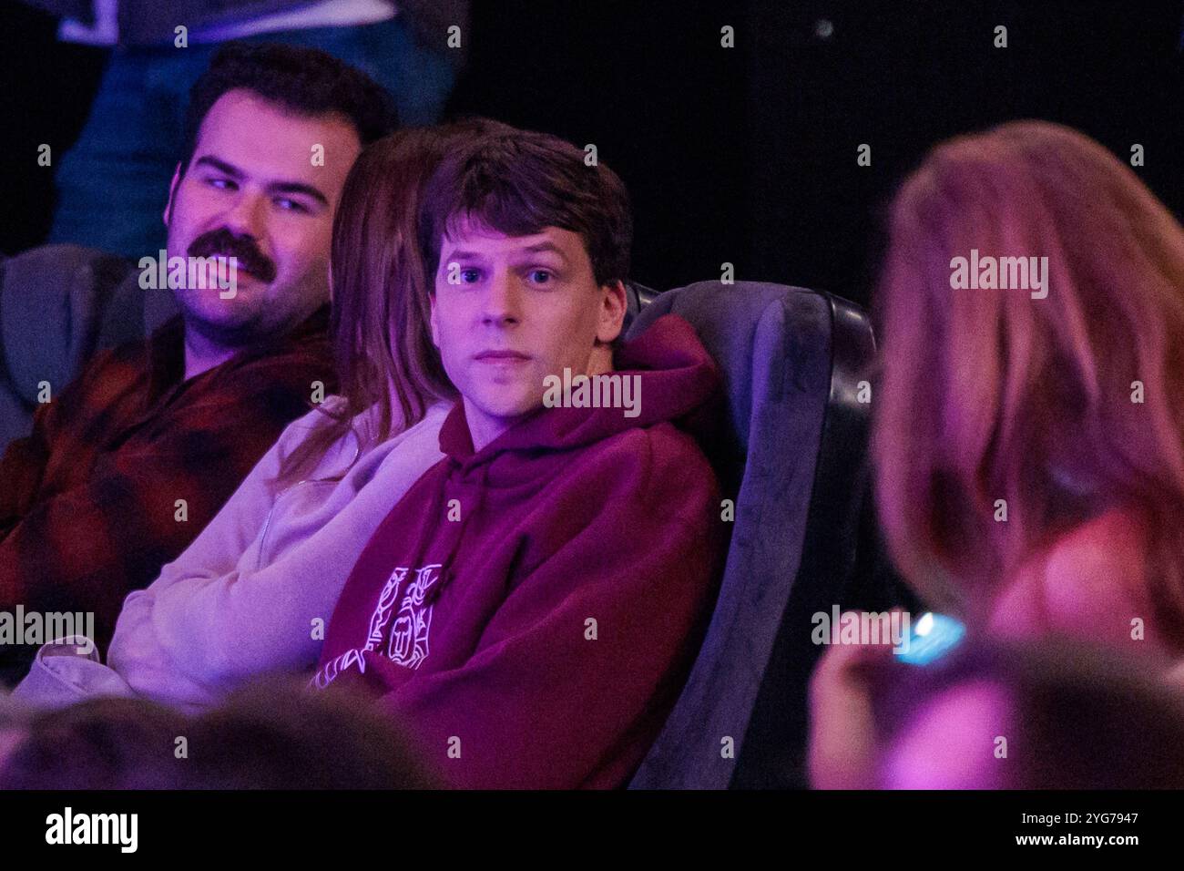 Wroclaw, Wroclaw, Pologne. 6 novembre 2024. Le 15e Festival du film américain de WrocÅ‚aw a accueilli l'acteur acclamé Jesse Eisenberg comme l'un de ses invités vedettes cette année. Connu pour ses rôles dans des films comme le réseau social, Zombieland et L'Art de l'autodéfense, Eisenberg apporte une présence unique à l'écran, et sa participation a ajouté un charme particulier à la programmation de cette année. Le festival, qui se tient du 5 au 11 novembre, célèbre un large éventail de films américains, des hits hollywoodiens aux joyaux indépendants, mettant en valeur la diversité et la profondeur du cinéma américain. Au festival, l'acteur Re Banque D'Images