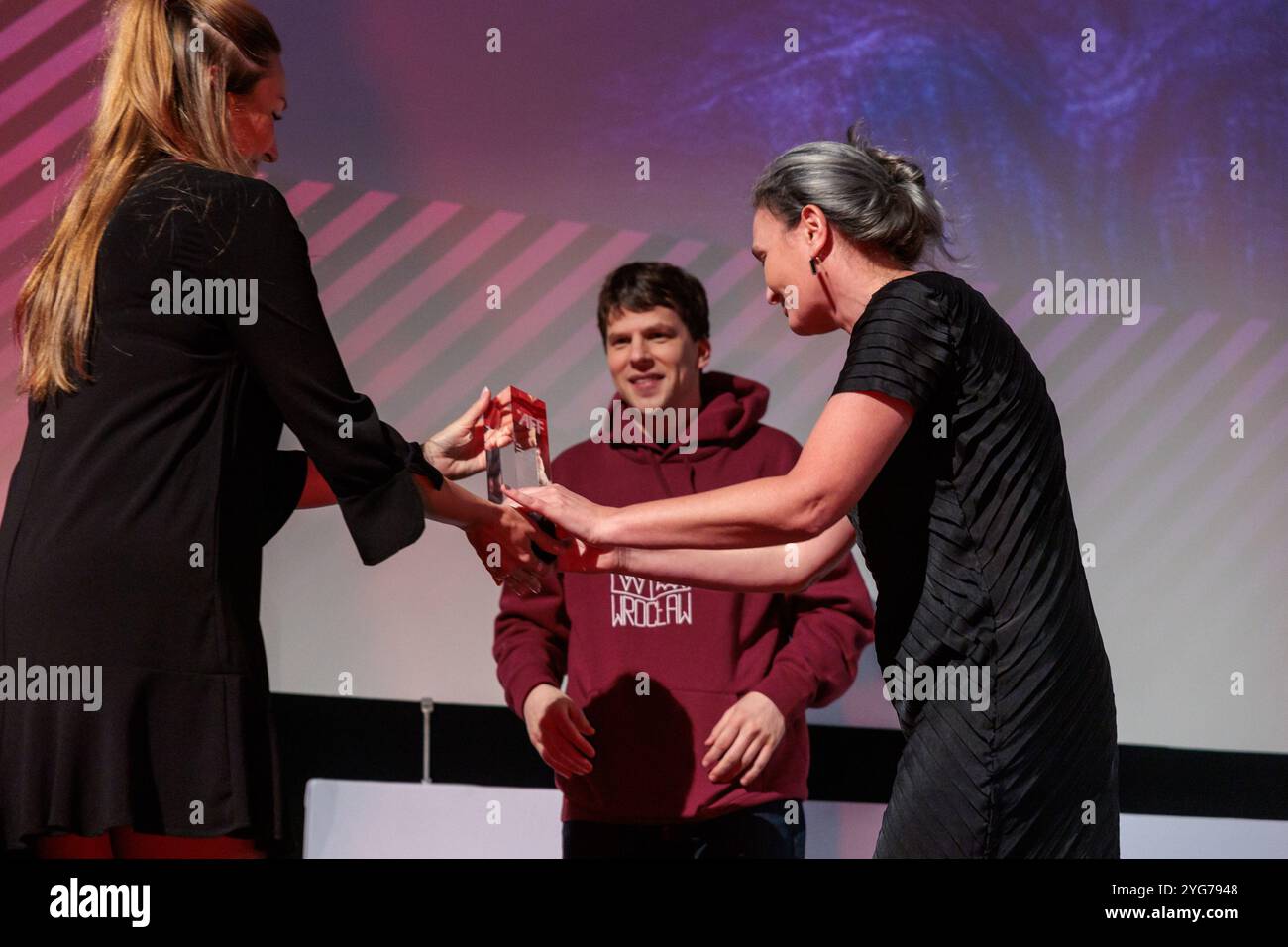 Wroclaw, Wroclaw, Pologne. 6 novembre 2024. Le 15e Festival du film américain de WrocÅ‚aw a accueilli l'acteur acclamé Jesse Eisenberg comme l'un de ses invités vedettes cette année. Connu pour ses rôles dans des films comme le réseau social, Zombieland et L'Art de l'autodéfense, Eisenberg apporte une présence unique à l'écran, et sa participation a ajouté un charme particulier à la programmation de cette année. Le festival, qui se tient du 5 au 11 novembre, célèbre un large éventail de films américains, des hits hollywoodiens aux joyaux indépendants, mettant en valeur la diversité et la profondeur du cinéma américain. Au festival, l'acteur Re Banque D'Images
