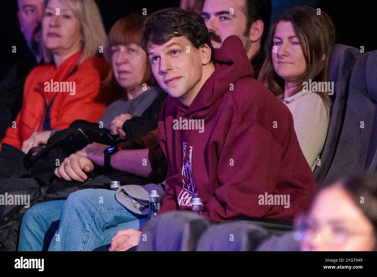 Wroclaw, Wroclaw, Pologne. 6 novembre 2024. Le 15e Festival du film américain de WrocÅ‚aw a accueilli l'acteur acclamé Jesse Eisenberg comme l'un de ses invités vedettes cette année. Connu pour ses rôles dans des films comme le réseau social, Zombieland et L'Art de l'autodéfense, Eisenberg apporte une présence unique à l'écran, et sa participation a ajouté un charme particulier à la programmation de cette année. Le festival, qui se tient du 5 au 11 novembre, célèbre un large éventail de films américains, des hits hollywoodiens aux joyaux indépendants, mettant en valeur la diversité et la profondeur du cinéma américain. Au festival, l'acteur Re Banque D'Images