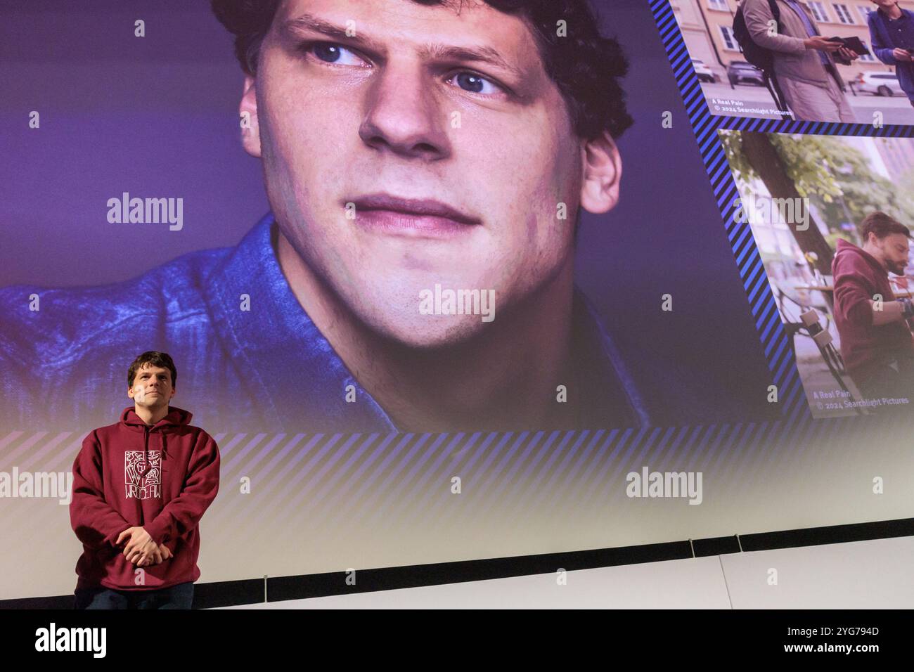Wroclaw, Wroclaw, Pologne. 6 novembre 2024. Le 15e Festival du film américain de WrocÅ‚aw a accueilli l'acteur acclamé Jesse Eisenberg comme l'un de ses invités vedettes cette année. Connu pour ses rôles dans des films comme le réseau social, Zombieland et L'Art de l'autodéfense, Eisenberg apporte une présence unique à l'écran, et sa participation a ajouté un charme particulier à la programmation de cette année. Le festival, qui se tient du 5 au 11 novembre, célèbre un large éventail de films américains, des hits hollywoodiens aux joyaux indépendants, mettant en valeur la diversité et la profondeur du cinéma américain. Au festival, l'acteur Re Banque D'Images
