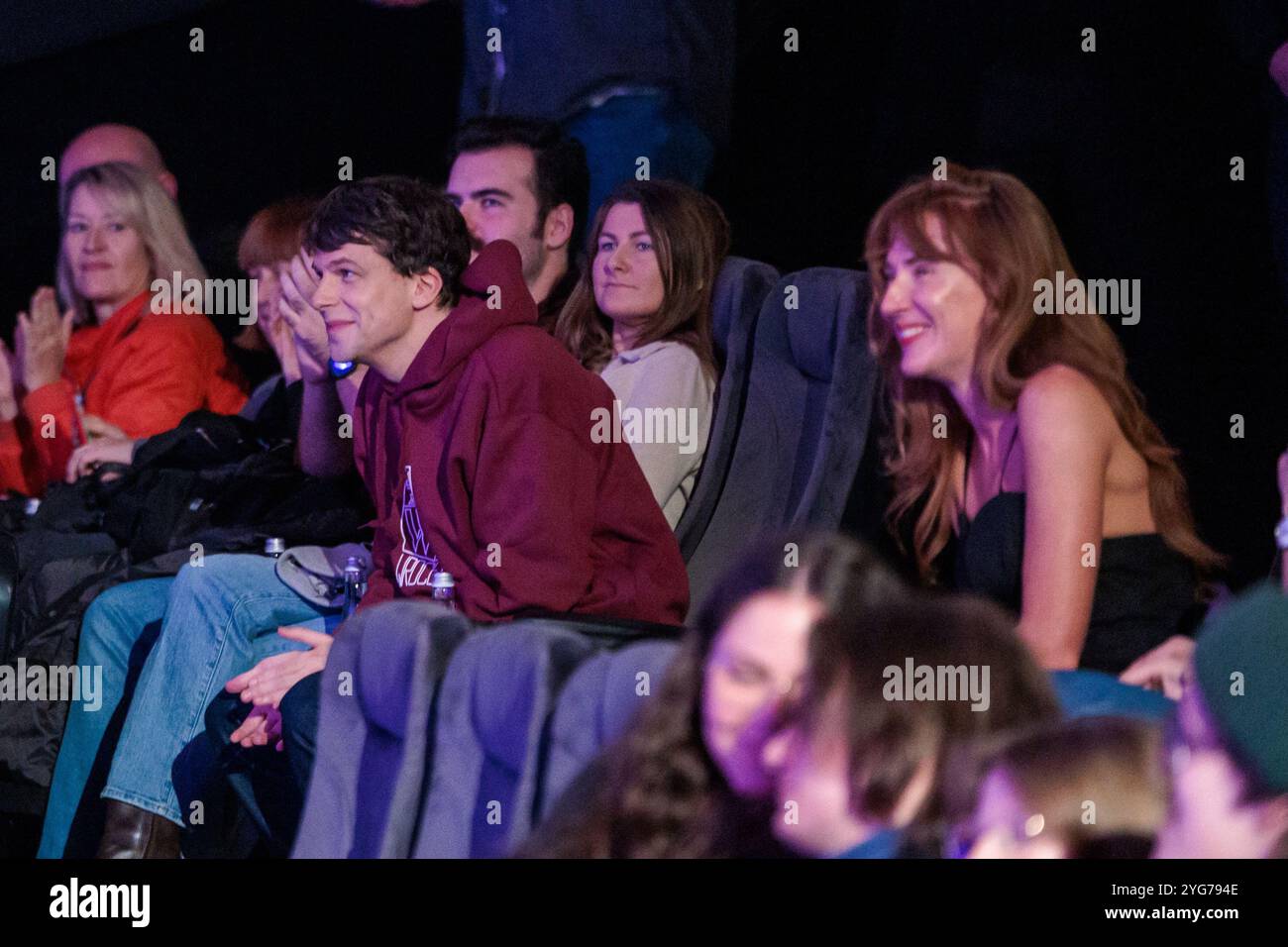 Wroclaw, Wroclaw, Pologne. 6 novembre 2024. Le 15e Festival du film américain de WrocÅ‚aw a accueilli l'acteur acclamé Jesse Eisenberg comme l'un de ses invités vedettes cette année. Connu pour ses rôles dans des films comme le réseau social, Zombieland et L'Art de l'autodéfense, Eisenberg apporte une présence unique à l'écran, et sa participation a ajouté un charme particulier à la programmation de cette année. Le festival, qui se tient du 5 au 11 novembre, célèbre un large éventail de films américains, des hits hollywoodiens aux joyaux indépendants, mettant en valeur la diversité et la profondeur du cinéma américain. Au festival, l'acteur Re Banque D'Images