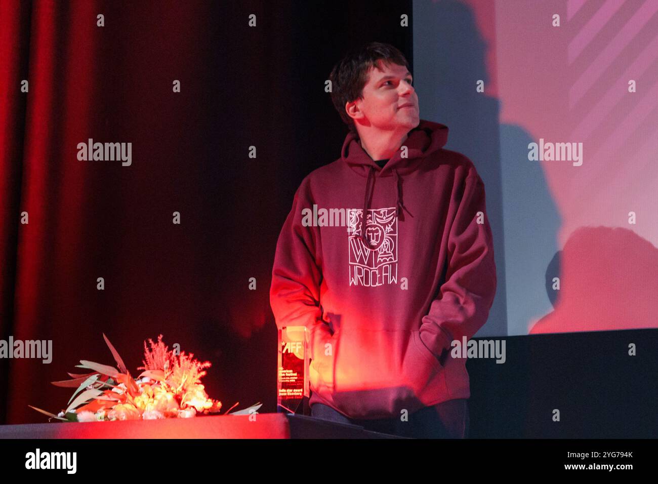 Wroclaw, Wroclaw, Pologne. 6 novembre 2024. Le 15e Festival du film américain de WrocÅ‚aw a accueilli l'acteur acclamé Jesse Eisenberg comme l'un de ses invités vedettes cette année. Connu pour ses rôles dans des films comme le réseau social, Zombieland et L'Art de l'autodéfense, Eisenberg apporte une présence unique à l'écran, et sa participation a ajouté un charme particulier à la programmation de cette année. Le festival, qui se tient du 5 au 11 novembre, célèbre un large éventail de films américains, des hits hollywoodiens aux joyaux indépendants, mettant en valeur la diversité et la profondeur du cinéma américain. Au festival, l'acteur Re Banque D'Images