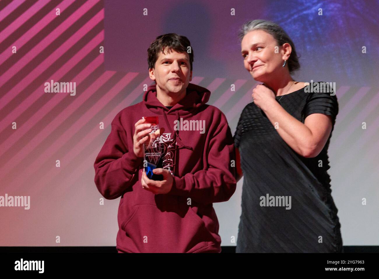 Wroclaw, Wroclaw, Pologne. 6 novembre 2024. Le 15e Festival du film américain de WrocÅ‚aw a accueilli l'acteur acclamé Jesse Eisenberg comme l'un de ses invités vedettes cette année. Connu pour ses rôles dans des films comme le réseau social, Zombieland et L'Art de l'autodéfense, Eisenberg apporte une présence unique à l'écran, et sa participation a ajouté un charme particulier à la programmation de cette année. Le festival, qui se tient du 5 au 11 novembre, célèbre un large éventail de films américains, des hits hollywoodiens aux joyaux indépendants, mettant en valeur la diversité et la profondeur du cinéma américain. Au festival, l'acteur Re Banque D'Images