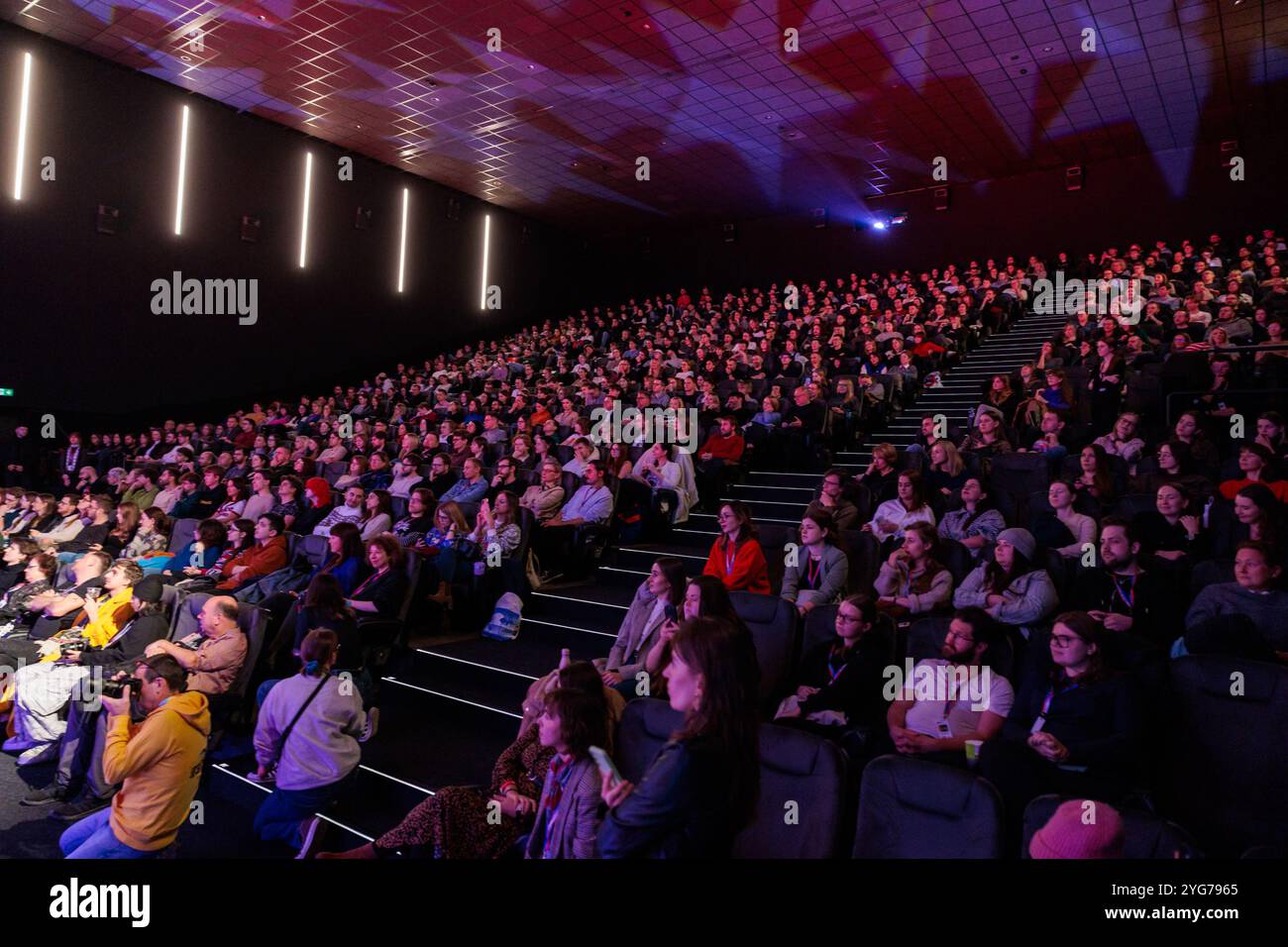 Wroclaw, Wroclaw, Pologne. 6 novembre 2024. Le 15e Festival du film américain de WrocÅ‚aw a accueilli l'acteur acclamé Jesse Eisenberg comme l'un de ses invités vedettes cette année. Connu pour ses rôles dans des films comme le réseau social, Zombieland et L'Art de l'autodéfense, Eisenberg apporte une présence unique à l'écran, et sa participation a ajouté un charme particulier à la programmation de cette année. Le festival, qui se tient du 5 au 11 novembre, célèbre un large éventail de films américains, des hits hollywoodiens aux joyaux indépendants, mettant en valeur la diversité et la profondeur du cinéma américain. Au festival, l'acteur Re Banque D'Images