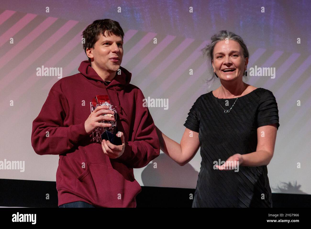 Wroclaw, Wroclaw, Pologne. 6 novembre 2024. Le 15e Festival du film américain de WrocÅ‚aw a accueilli l'acteur acclamé Jesse Eisenberg comme l'un de ses invités vedettes cette année. Connu pour ses rôles dans des films comme le réseau social, Zombieland et L'Art de l'autodéfense, Eisenberg apporte une présence unique à l'écran, et sa participation a ajouté un charme particulier à la programmation de cette année. Le festival, qui se tient du 5 au 11 novembre, célèbre un large éventail de films américains, des hits hollywoodiens aux joyaux indépendants, mettant en valeur la diversité et la profondeur du cinéma américain. Au festival, l'acteur Re Banque D'Images