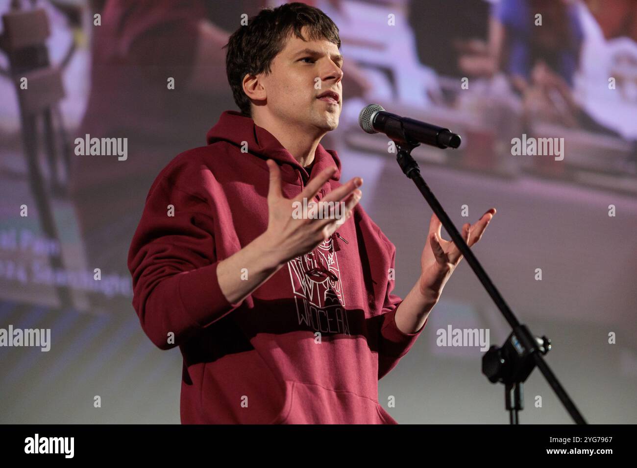 Wroclaw, Wroclaw, Pologne. 6 novembre 2024. Le 15e Festival du film américain de WrocÅ‚aw a accueilli l'acteur acclamé Jesse Eisenberg comme l'un de ses invités vedettes cette année. Connu pour ses rôles dans des films comme le réseau social, Zombieland et L'Art de l'autodéfense, Eisenberg apporte une présence unique à l'écran, et sa participation a ajouté un charme particulier à la programmation de cette année. Le festival, qui se tient du 5 au 11 novembre, célèbre un large éventail de films américains, des hits hollywoodiens aux joyaux indépendants, mettant en valeur la diversité et la profondeur du cinéma américain. Au festival, l'acteur Re Banque D'Images