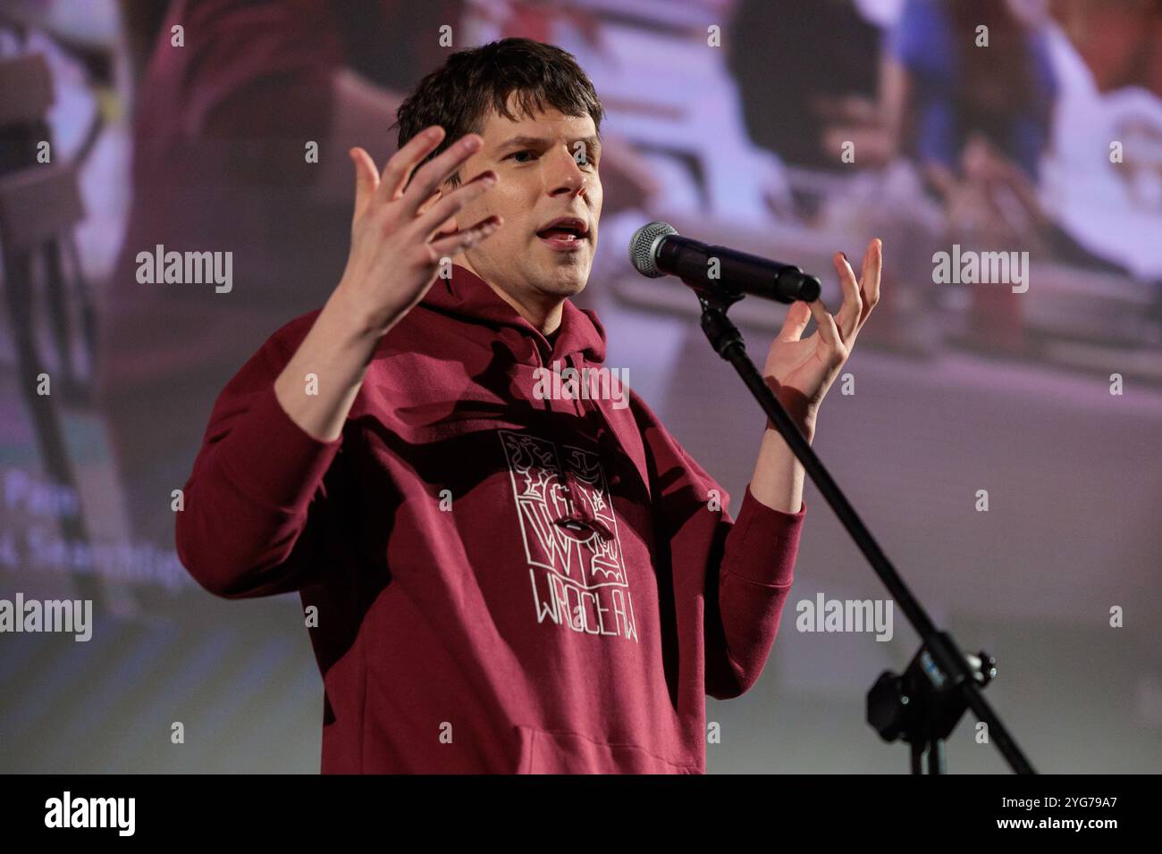 Wroclaw, Wroclaw, Pologne. 6 novembre 2024. Le 15e Festival du film américain de WrocÅ‚aw a accueilli l'acteur acclamé Jesse Eisenberg comme l'un de ses invités vedettes cette année. Connu pour ses rôles dans des films comme le réseau social, Zombieland et L'Art de l'autodéfense, Eisenberg apporte une présence unique à l'écran, et sa participation a ajouté un charme particulier à la programmation de cette année. Le festival, qui se tient du 5 au 11 novembre, célèbre un large éventail de films américains, des hits hollywoodiens aux joyaux indépendants, mettant en valeur la diversité et la profondeur du cinéma américain. Au festival, l'acteur Re Banque D'Images