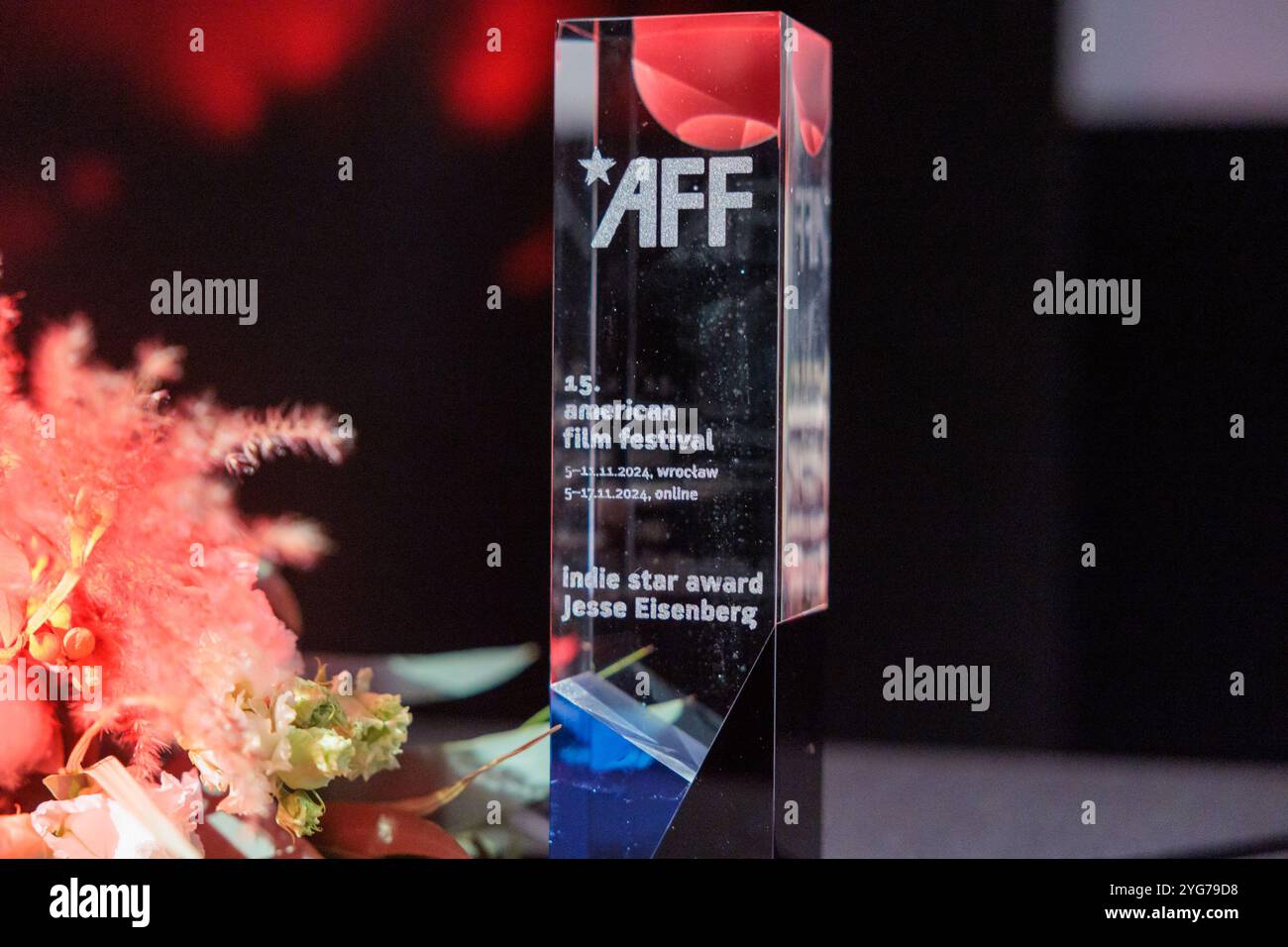 Wroclaw, Wroclaw, Pologne. 6 novembre 2024. Le 15e Festival du film américain de WrocÅ‚aw a accueilli l'acteur acclamé Jesse Eisenberg comme l'un de ses invités vedettes cette année. Connu pour ses rôles dans des films comme le réseau social, Zombieland et L'Art de l'autodéfense, Eisenberg apporte une présence unique à l'écran, et sa participation a ajouté un charme particulier à la programmation de cette année. Le festival, qui se tient du 5 au 11 novembre, célèbre un large éventail de films américains, des hits hollywoodiens aux joyaux indépendants, mettant en valeur la diversité et la profondeur du cinéma américain. Au festival, l'acteur Re Banque D'Images