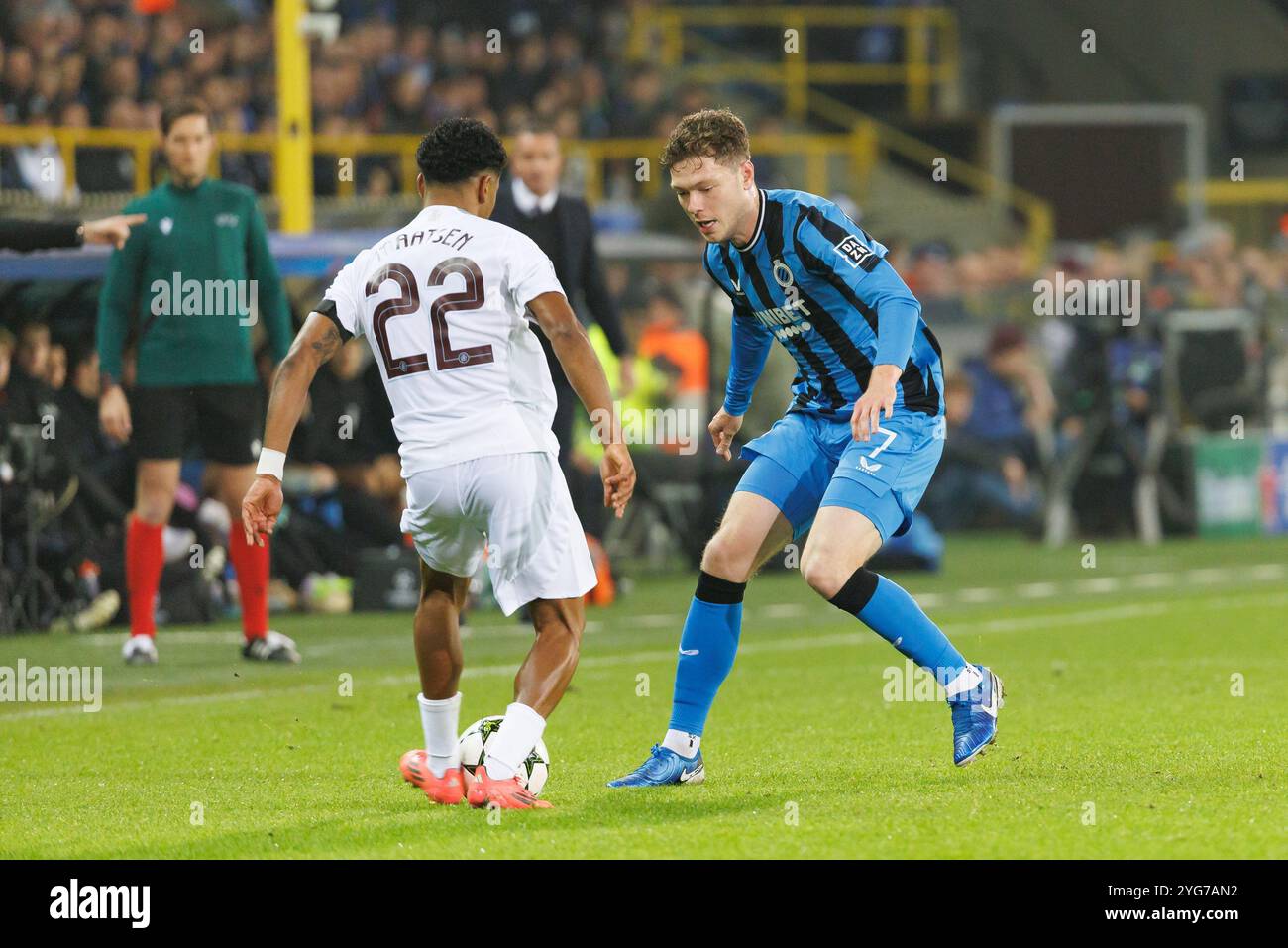 Bruges, Belgique. 06 novembre 2024. Ian Maatsen d'Aston Villa et Andreas Skov Olsen du Club combattent pour le ballon lors d'un match de football entre le belge Club Brugge KV et l'anglaise Aston Villa F.C., mercredi 6 novembre 2024 à Bruges, lors de la quatrième journée de la phase de l'UEFA Champions League. BELGA PHOTO KURT DESPLENTER crédit : Belga News Agency/Alamy Live News Banque D'Images