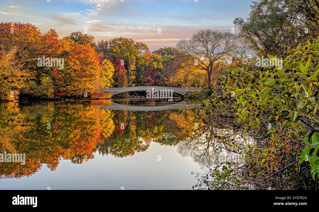 Bow Bridge, Central Park, New York City, en fin d'automne le matin Banque D'Images