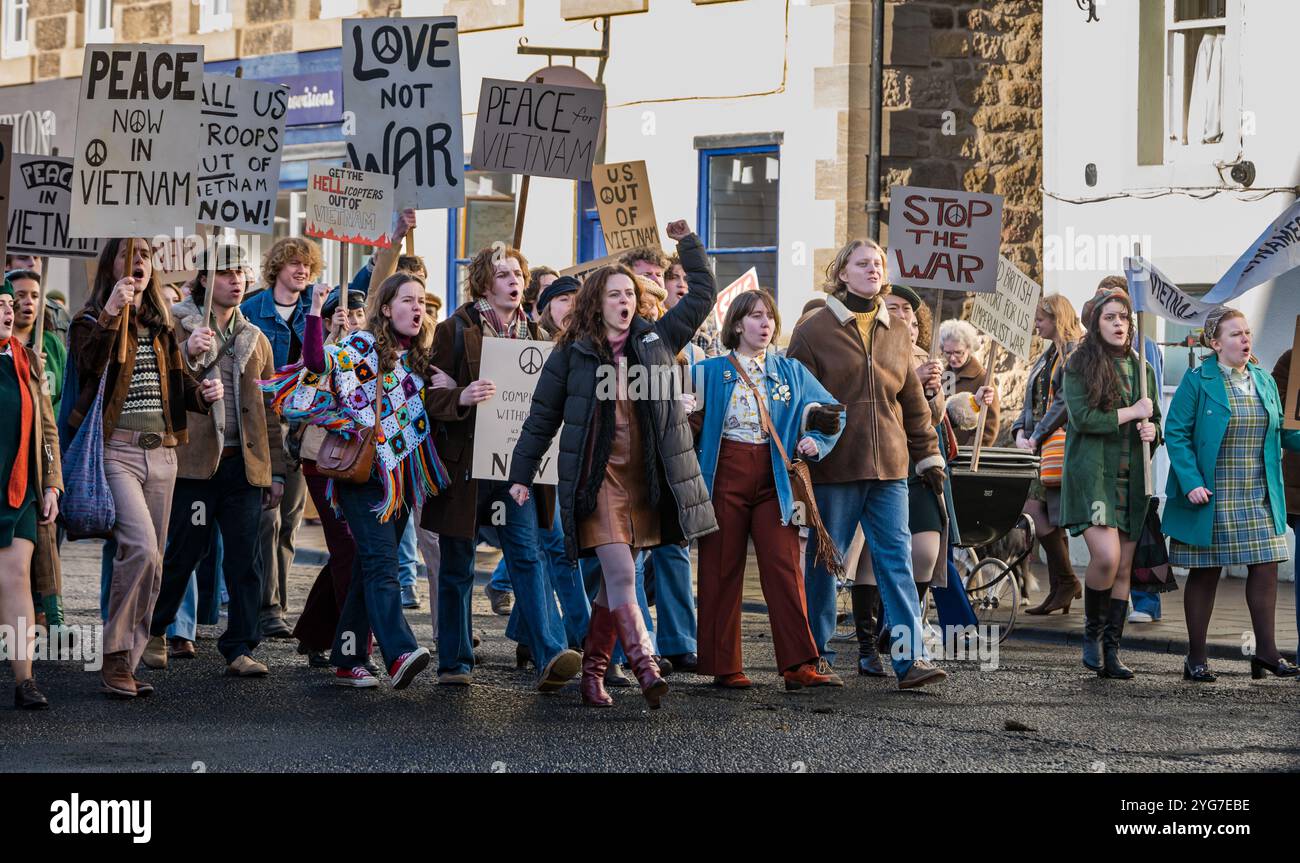 Protestation contre la guerre du Vietnam dans le tournage du film Borges and me des années 1970, Haddington High Street, East Lothian, Écosse, Royaume-Uni Banque D'Images