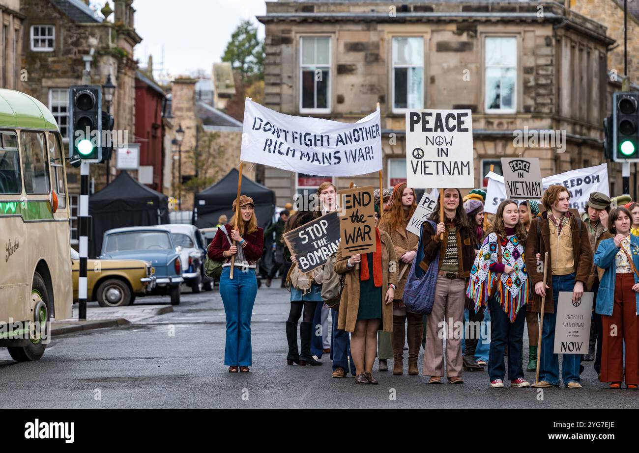 Protestation contre la guerre du Vietnam dans le tournage du film Borges and me des années 1970, Haddington High Street, East Lothian, Écosse, Royaume-Uni Banque D'Images