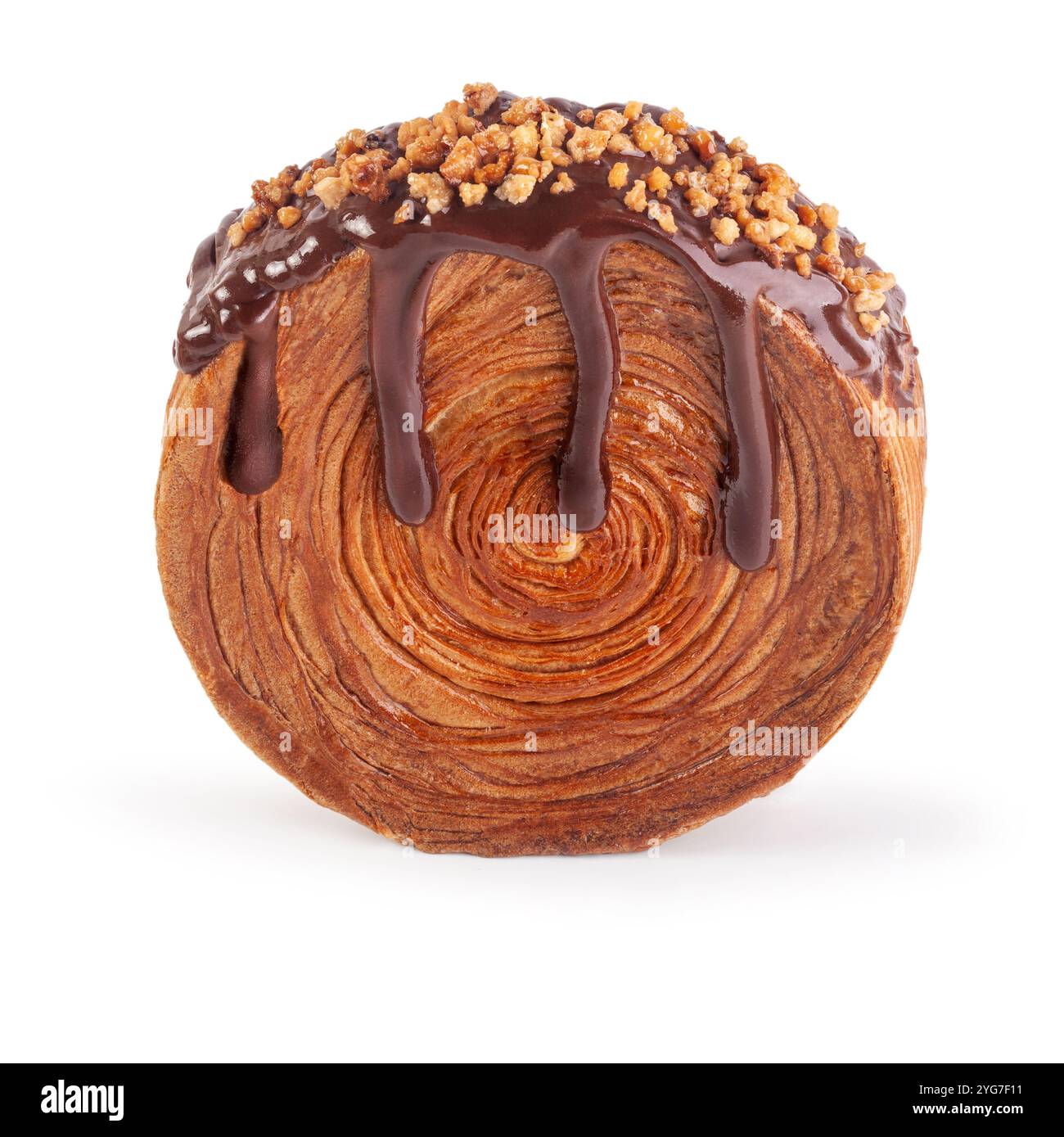 Croissant circulaire fourré de crème glacé au chocolat noir avec caramel croquant. Croissant rond français ou New-yorkais isolé sur fond blanc Banque D'Images