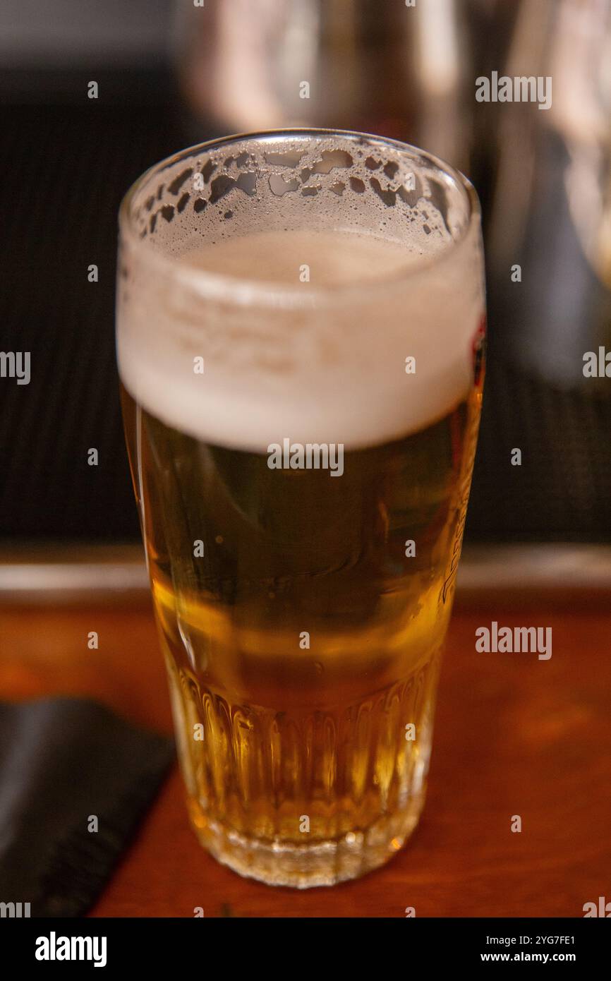 Belle bière mousseuse juste versée en Hollande Banque D'Images