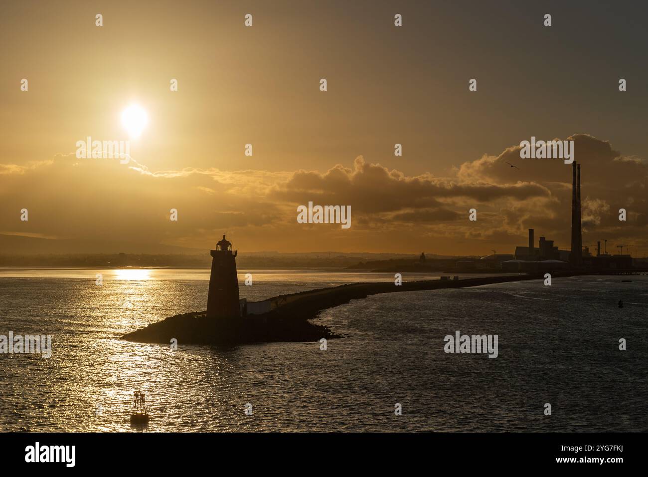 Le soleil commence à se coucher sur le port de Dublin, en Irlande. Banque D'Images