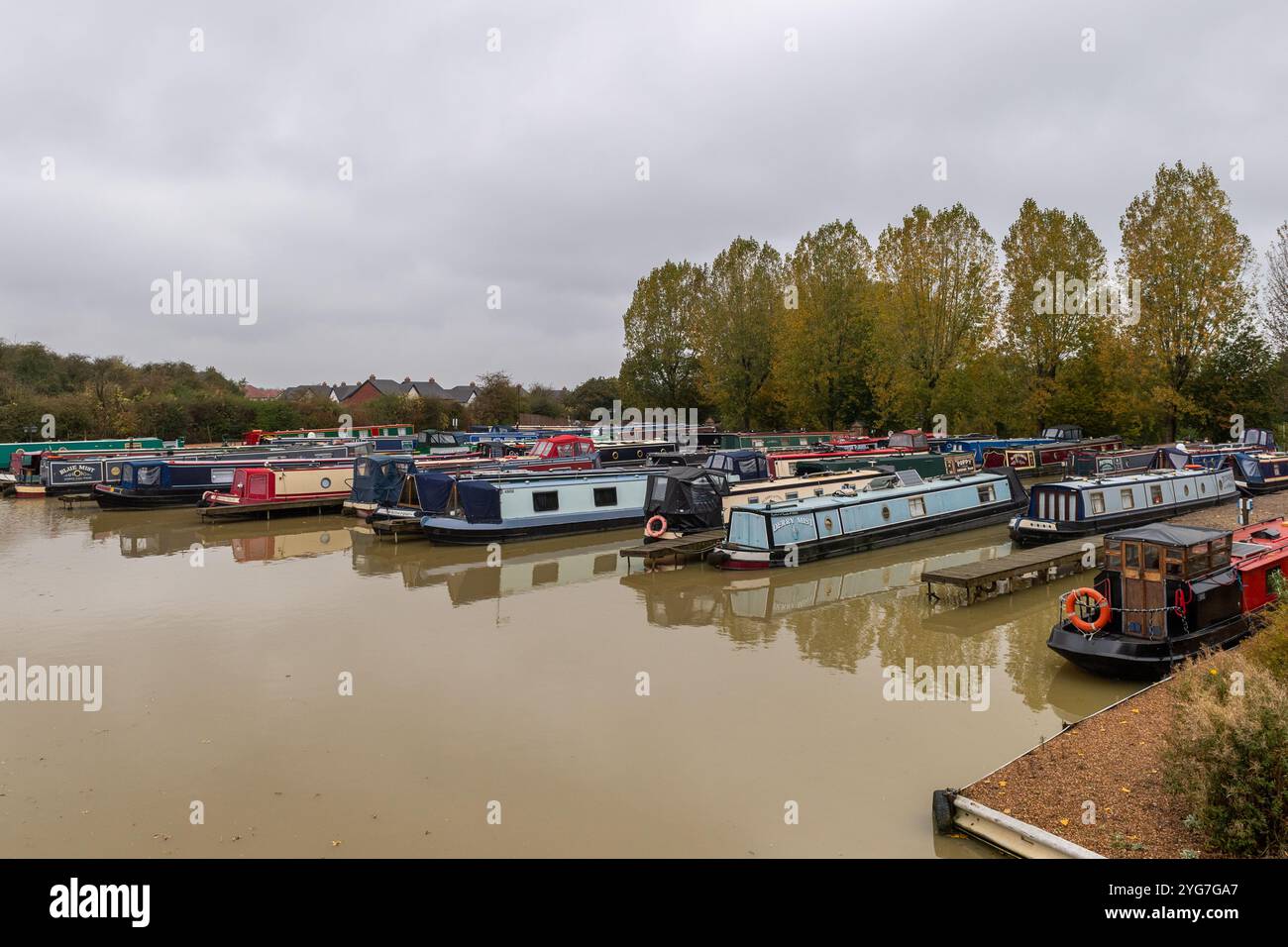 Bateaux mouillés à Fenny Marina sur le canal South Oxford à Fenny Compton, Southam, Warwickshire, Royaume-Uni. Banque D'Images