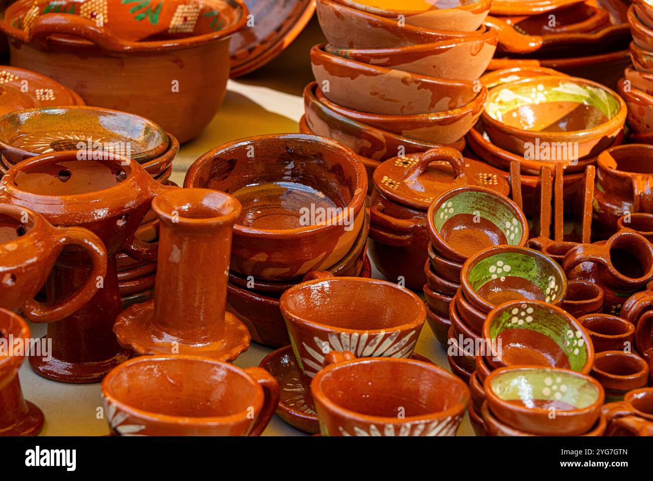 Une collection vibrante d'art céramique mexicain artisanal de Tepoztlán, Morelos, mettant en valeur les techniques traditionnelles, le patrimoine culturel et les couleurs de Banque D'Images