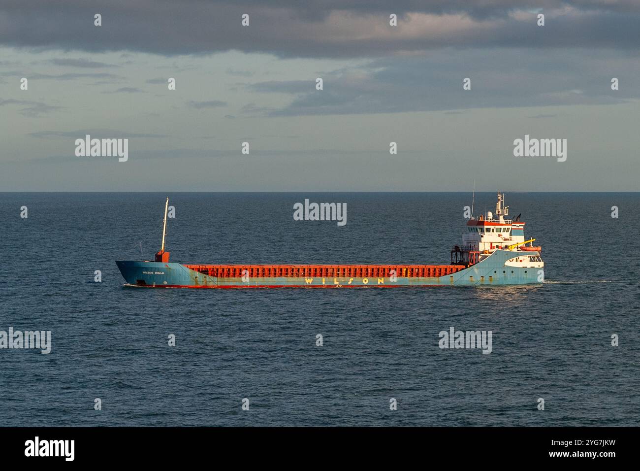 Le M/V Wilson Holla sur la mer d'Irlande entre l'Irlande et le pays de Galles. Banque D'Images