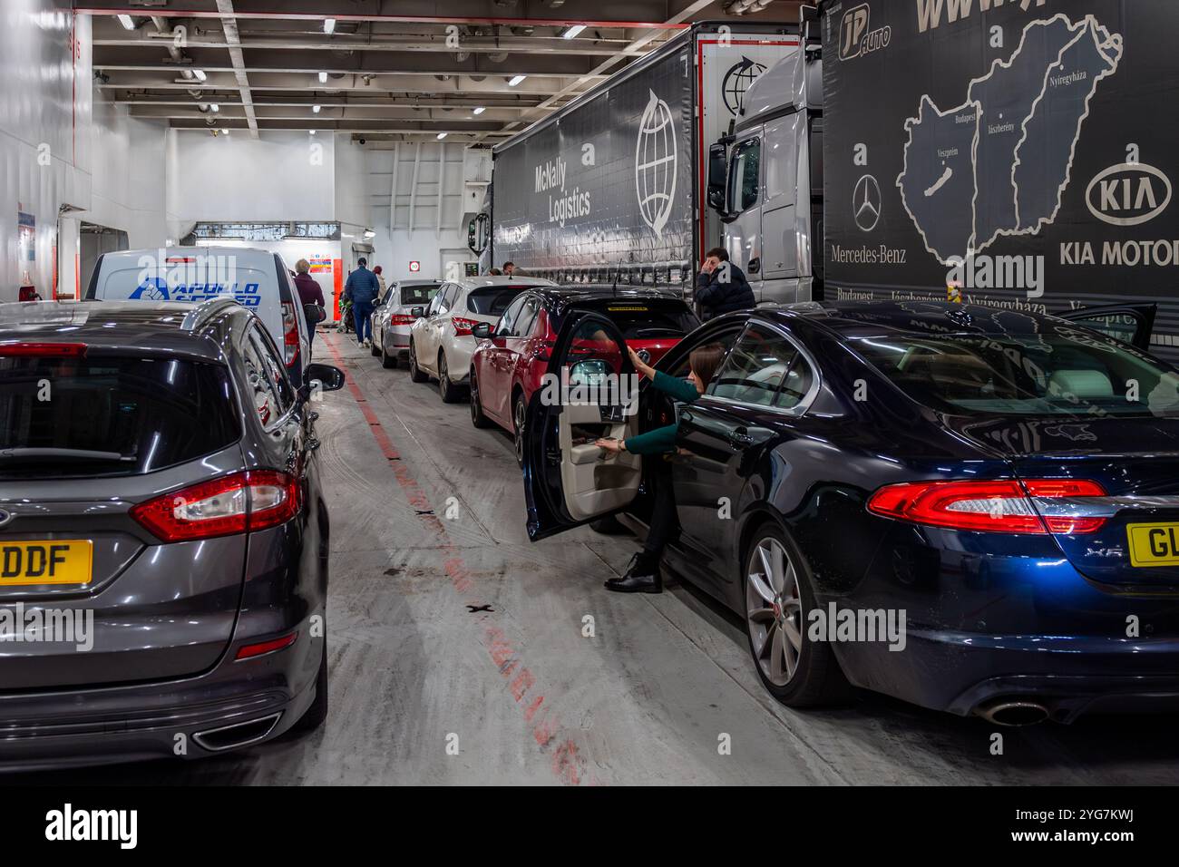 Pont de voiture 5 du ferry Ro-Ro M/V Stena Adventurer. Banque D'Images