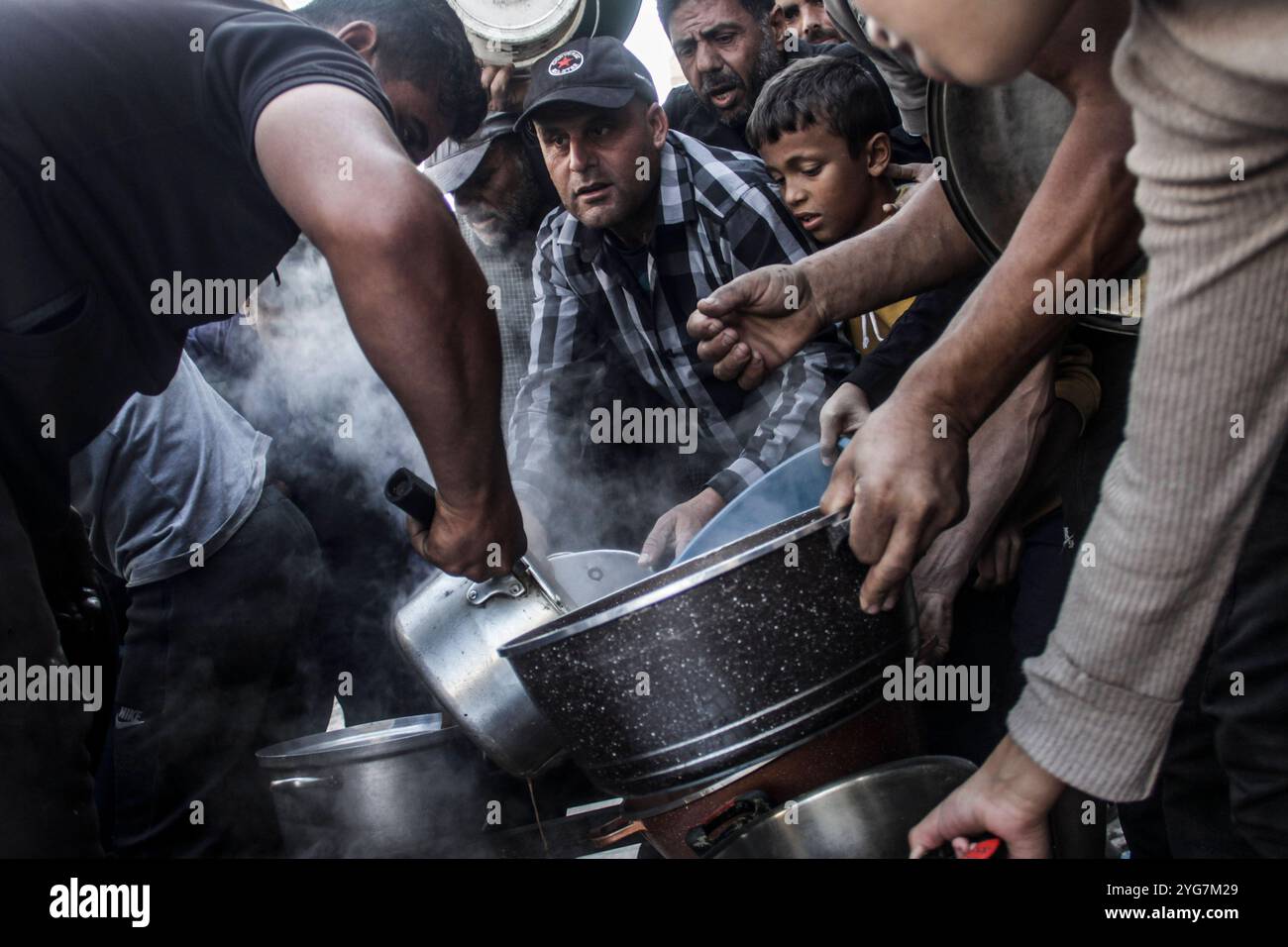 Actualités du moyen-Orient. Guerre Gaza les Palestiniens déplacés à l'intérieur de Beit Lahia et Jabalia reçoivent de la nourriture distribuée par des organisations caritatives dans le quartier de Nasser dans la ville de Gaza, Gaza. La crise alimentaire à Gaza se poursuit en raison du blocus israélien qui a été durci ces derniers jours. Bande de Gaza Palestine Copyright : xMahmoudxIssax IMG 0826 Banque D'Images
