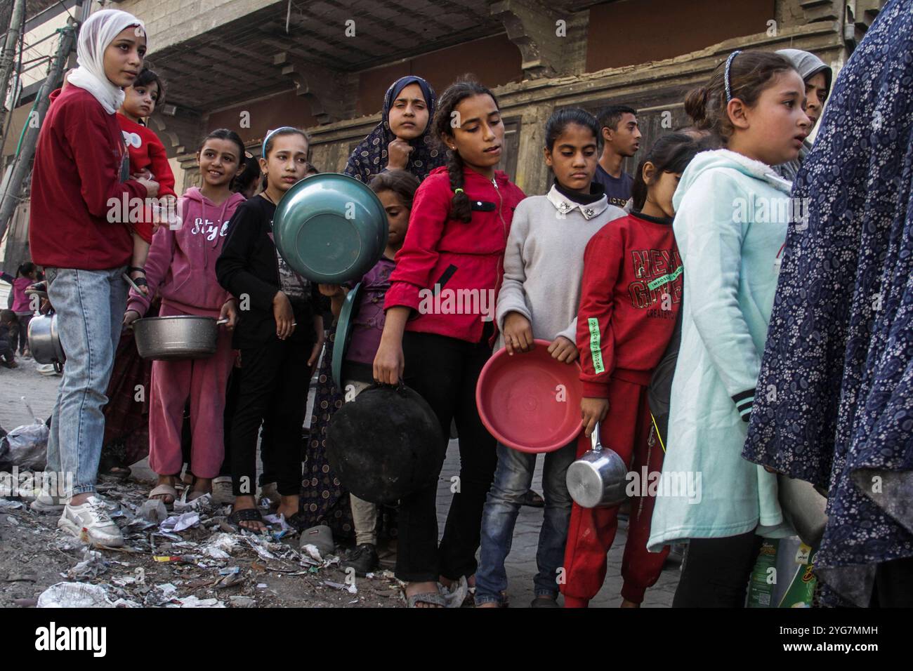 Actualités du moyen-Orient. Guerre Gaza les Palestiniens déplacés à l'intérieur de Beit Lahia et Jabalia reçoivent de la nourriture distribuée par des organisations caritatives dans le quartier de Nasser dans la ville de Gaza, Gaza. La crise alimentaire à Gaza se poursuit en raison du blocus israélien qui a été durci ces derniers jours. Bande de Gaza Palestine Copyright : xMahmoudxIssax IMG 0760 Banque D'Images