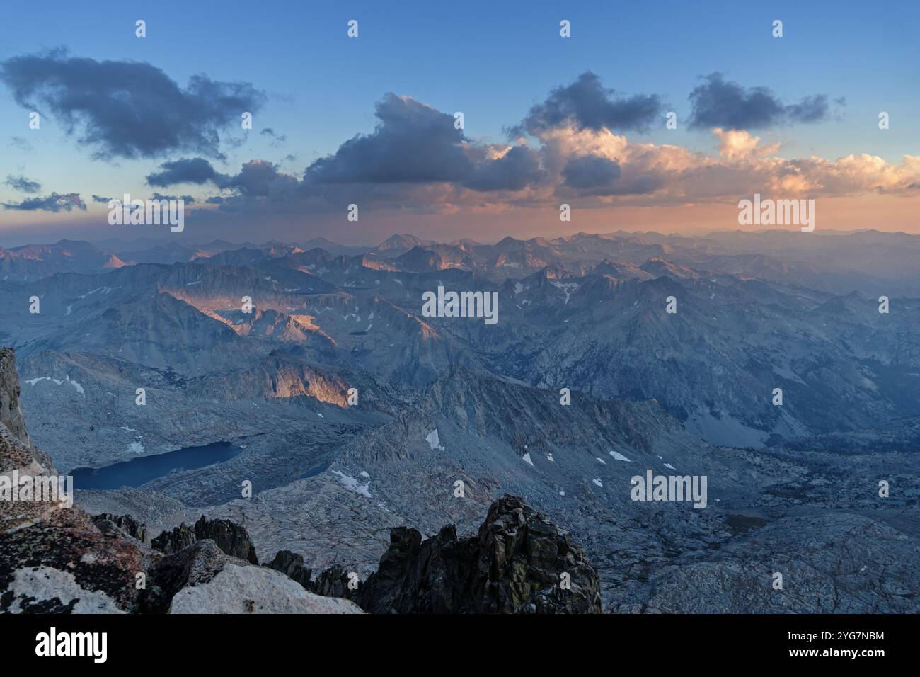 Vue en soirée sur les montagnes de la haute Sierra Nevada en Californie vers le sud depuis le pic Polemonium dans les Palisades Banque D'Images