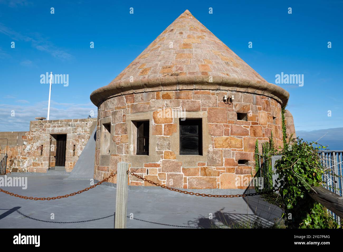 The Round Stone construit le fort de la Crete sur la pointe de la Crete gardant bonne nuit Bay, Jersey, Channel Isles, Royaume-Uni. Banque D'Images