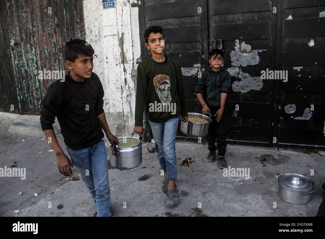Gaza City, Palestine. 06 novembre 2024. Des Palestiniens déplacés de Beit Lahia et Jabalia reçoivent de la nourriture distribuée par des organisations caritatives dans le quartier de Nasser, dans la ville de Gaza, à Gaza. La crise alimentaire à Gaza se poursuit en raison du blocus israélien qui a été durci ces derniers jours. Crédit : SOPA images Limited/Alamy Live News Banque D'Images