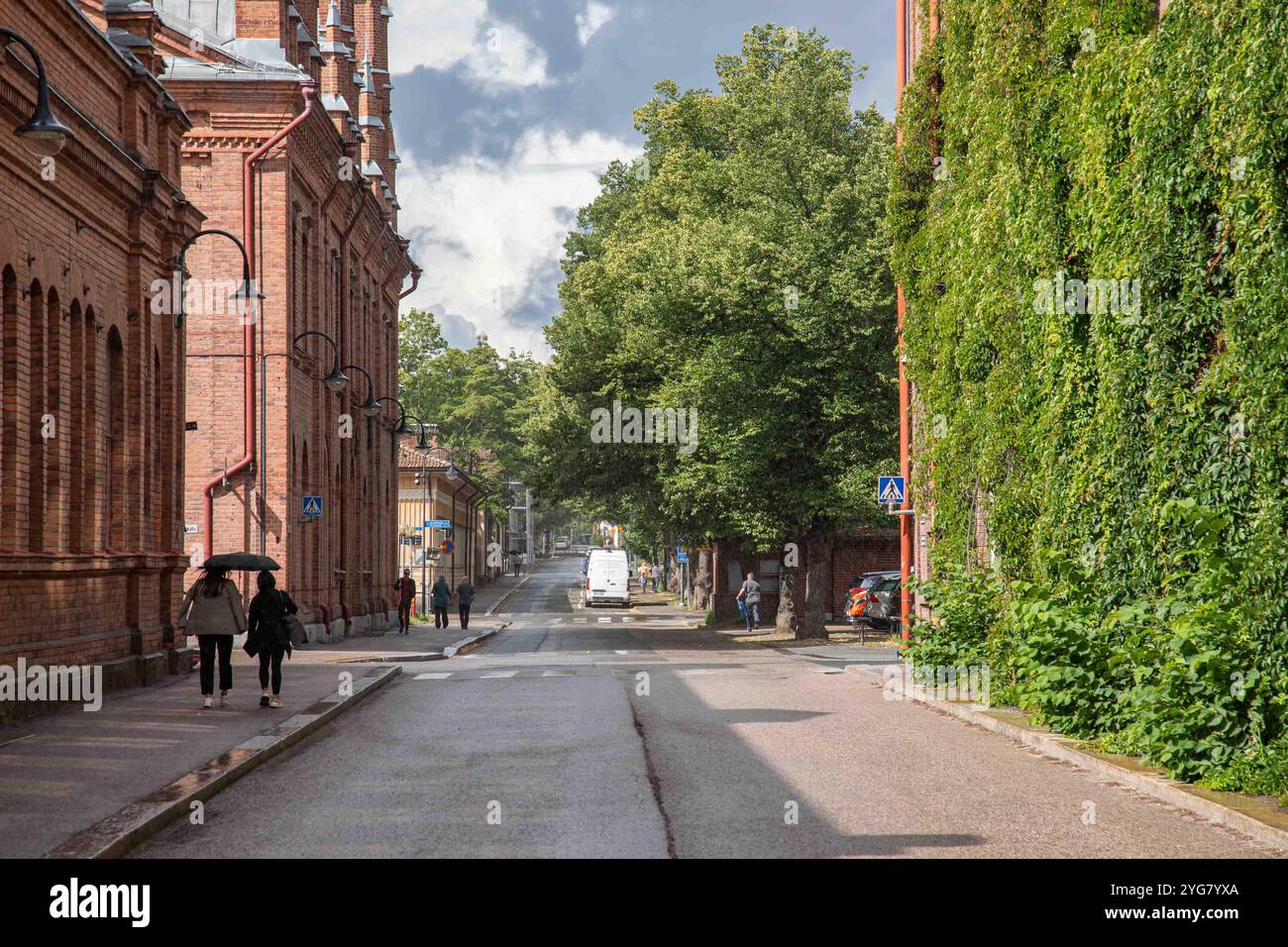 Finlaysoninkuja ou Finlaysoninkatu vue sur la rue après la pluie estivale à Tampere, Finlande Banque D'Images