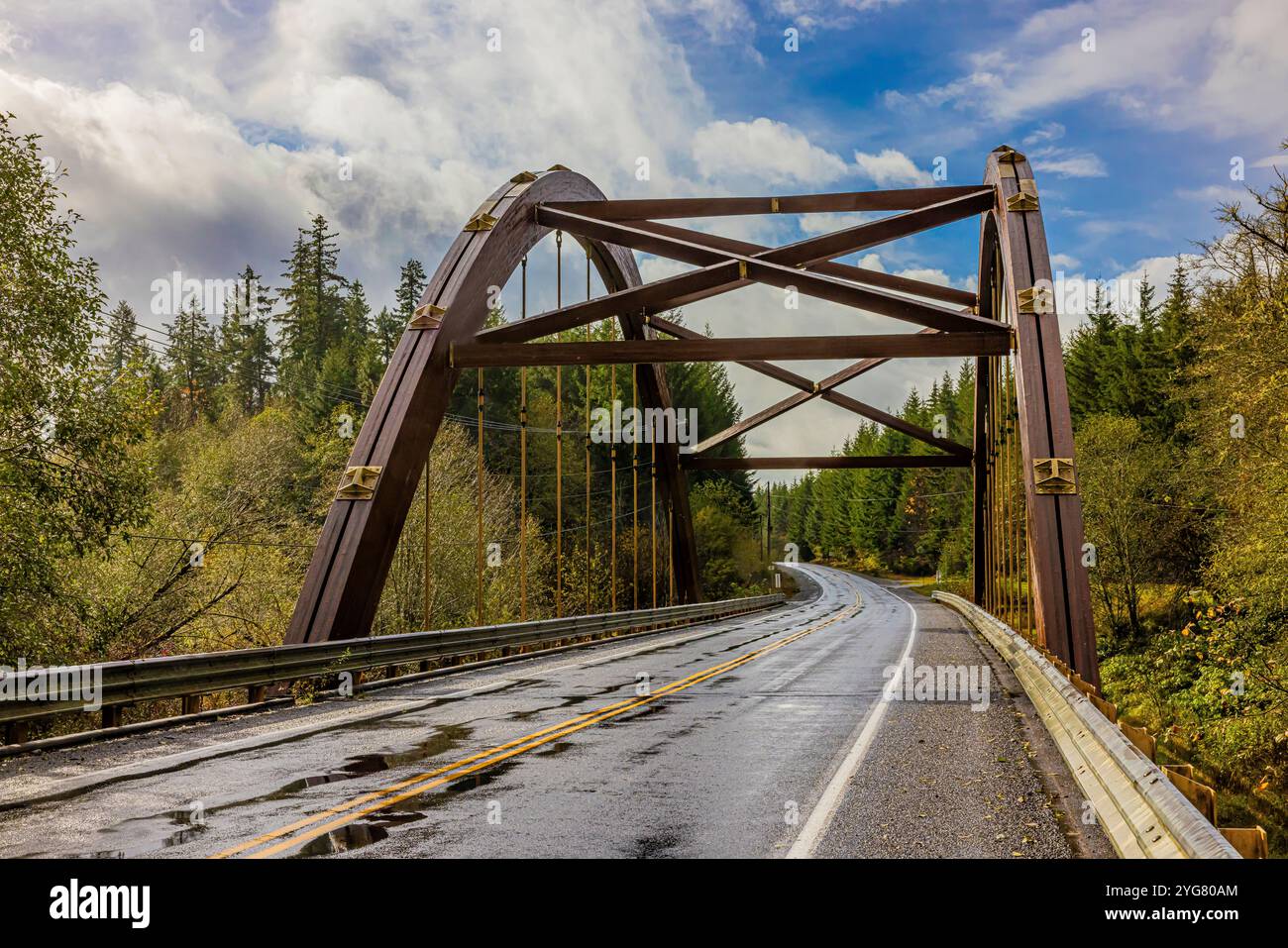 Eddy Evers Bridge over Deck Creek, et inhabituel en bois à travers la conception de l'arc, comté de Mason, État de Washington, États-Unis Banque D'Images