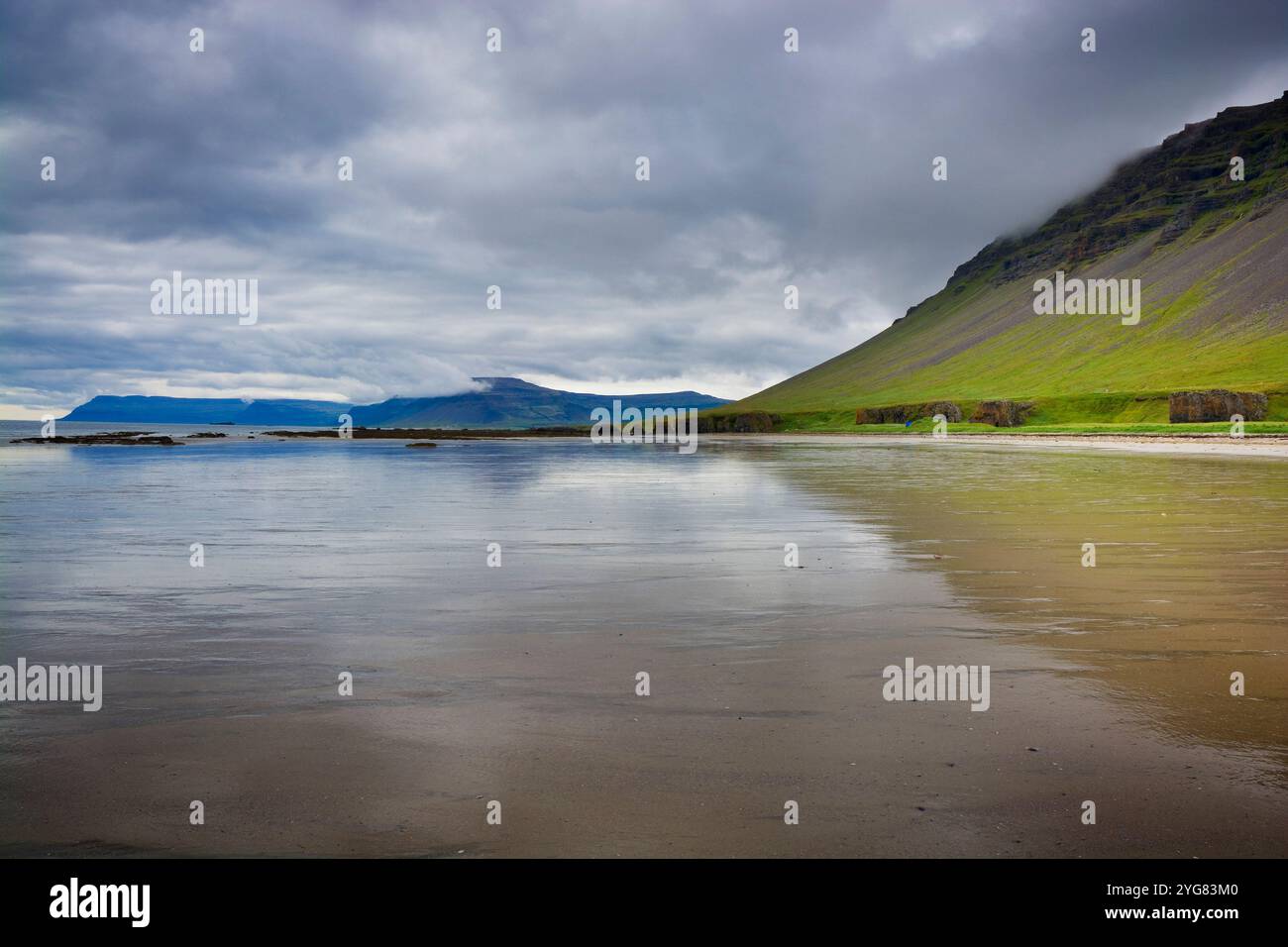 Plage de Rauðsdalur dans le sud des fjords de Westfjords, Islande Banque D'Images
