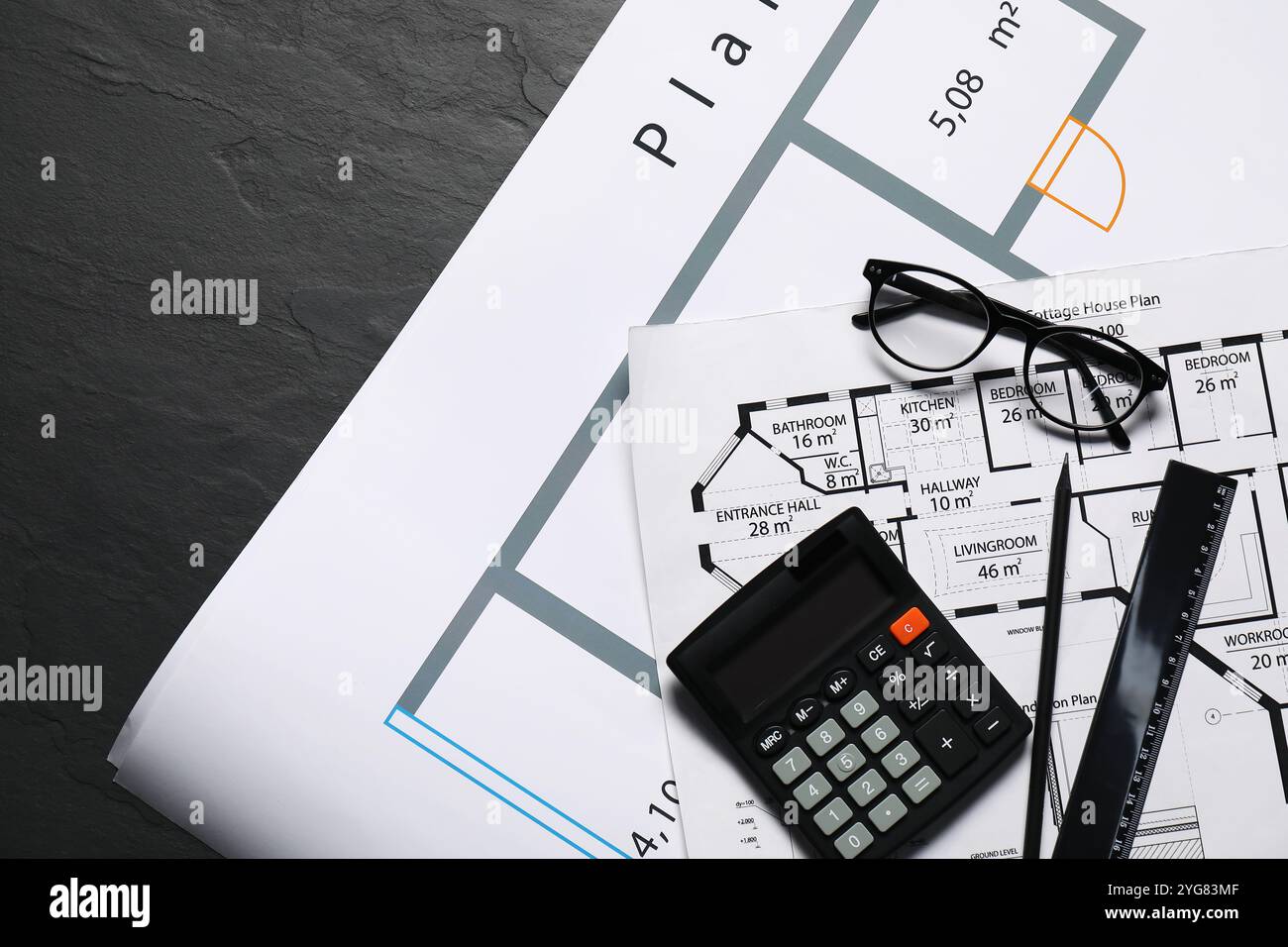 Différents dessins architecturaux, verres, calculatrice et règle sur table texturée grise, pose à plat Banque D'Images