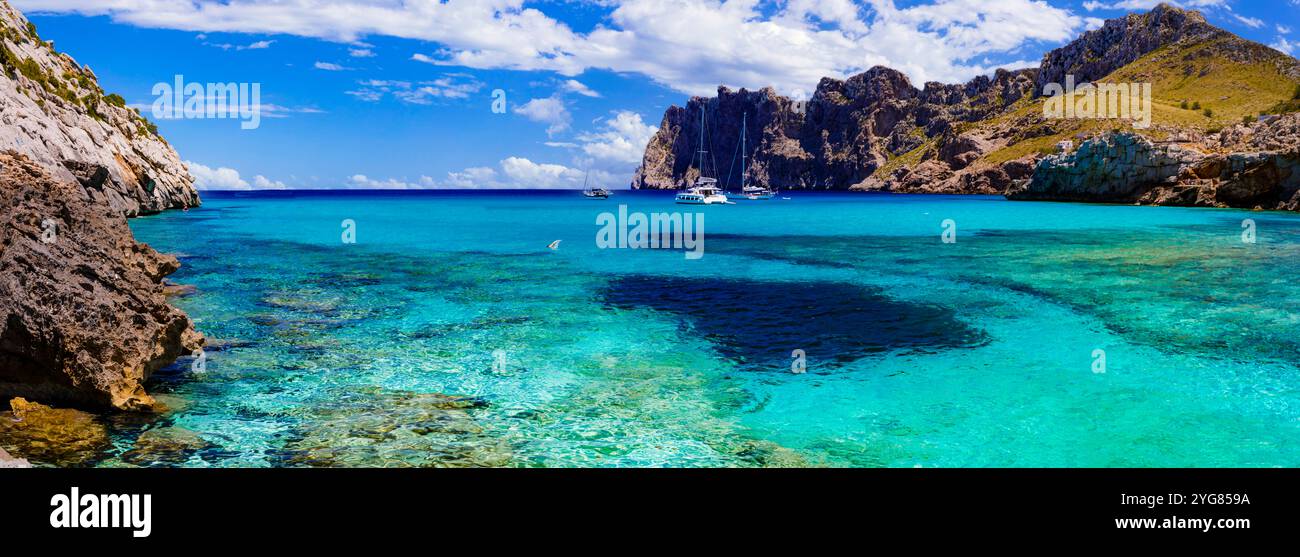 Superbes meilleures plages de Majorque (Majorque) île. Cala Clara dans la partie nord. panorama de belle baie et mer limpide turquoise. Espagne, Baléares isl Banque D'Images