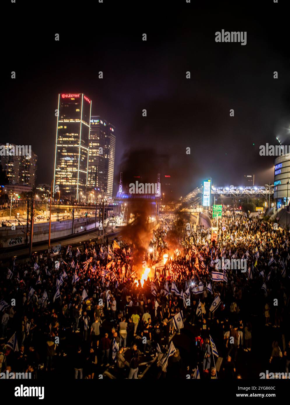 Tel Aviv, Israël. 06 novembre 2024. Des manifestants israéliens bloquent l’autoroute d’Ayalon, lors d’une manifestation spontanée après que le premier ministre israélien Benjamin Netanyahou a tiré le ministre de la Défense Yoav Gallant. Mardi Benjamin Netanyahu, a congédié Gallant dans une annonce surprise dans laquelle il a cité une crise de confiance, nommant le ministre des Affaires étrangères Israël Katz pour lui succéder. Cette décision a déclenché des manifestations de masse à tel Aviv et dans d'autres villes du pays. Crédit : SOPA images Limited/Alamy Live News Banque D'Images