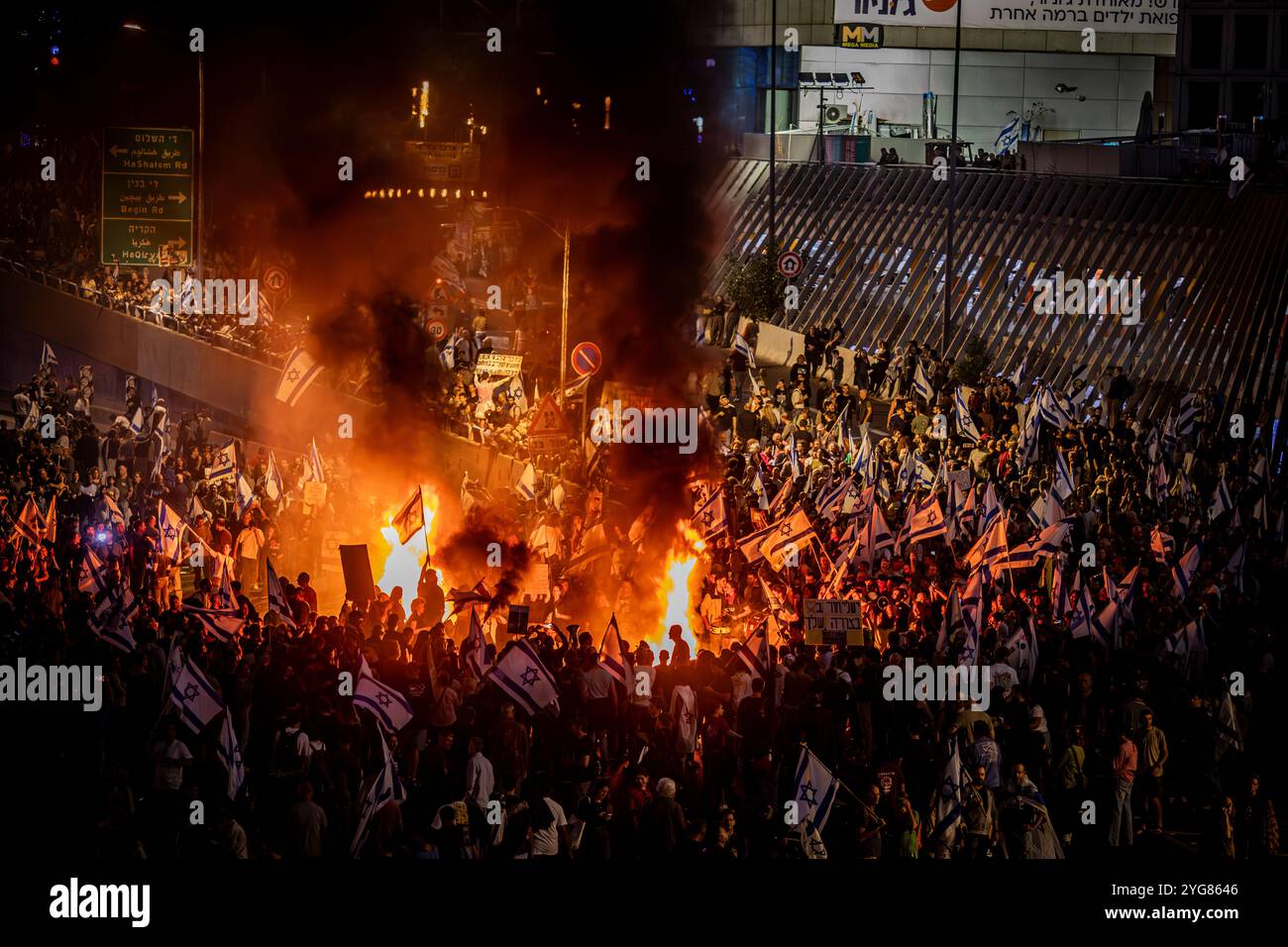 Tel Aviv, Israël. 06 novembre 2024. Des manifestants israéliens bloquent l’autoroute d’Ayalon, lors d’une manifestation spontanée après que le premier ministre israélien Benjamin Netanyahou a tiré le ministre de la Défense Yoav Gallant. Mardi Benjamin Netanyahu, a congédié Gallant dans une annonce surprise dans laquelle il a cité une crise de confiance, nommant le ministre des Affaires étrangères Israël Katz pour lui succéder. Cette décision a déclenché des manifestations de masse à tel Aviv et dans d'autres villes du pays. Crédit : SOPA images Limited/Alamy Live News Banque D'Images