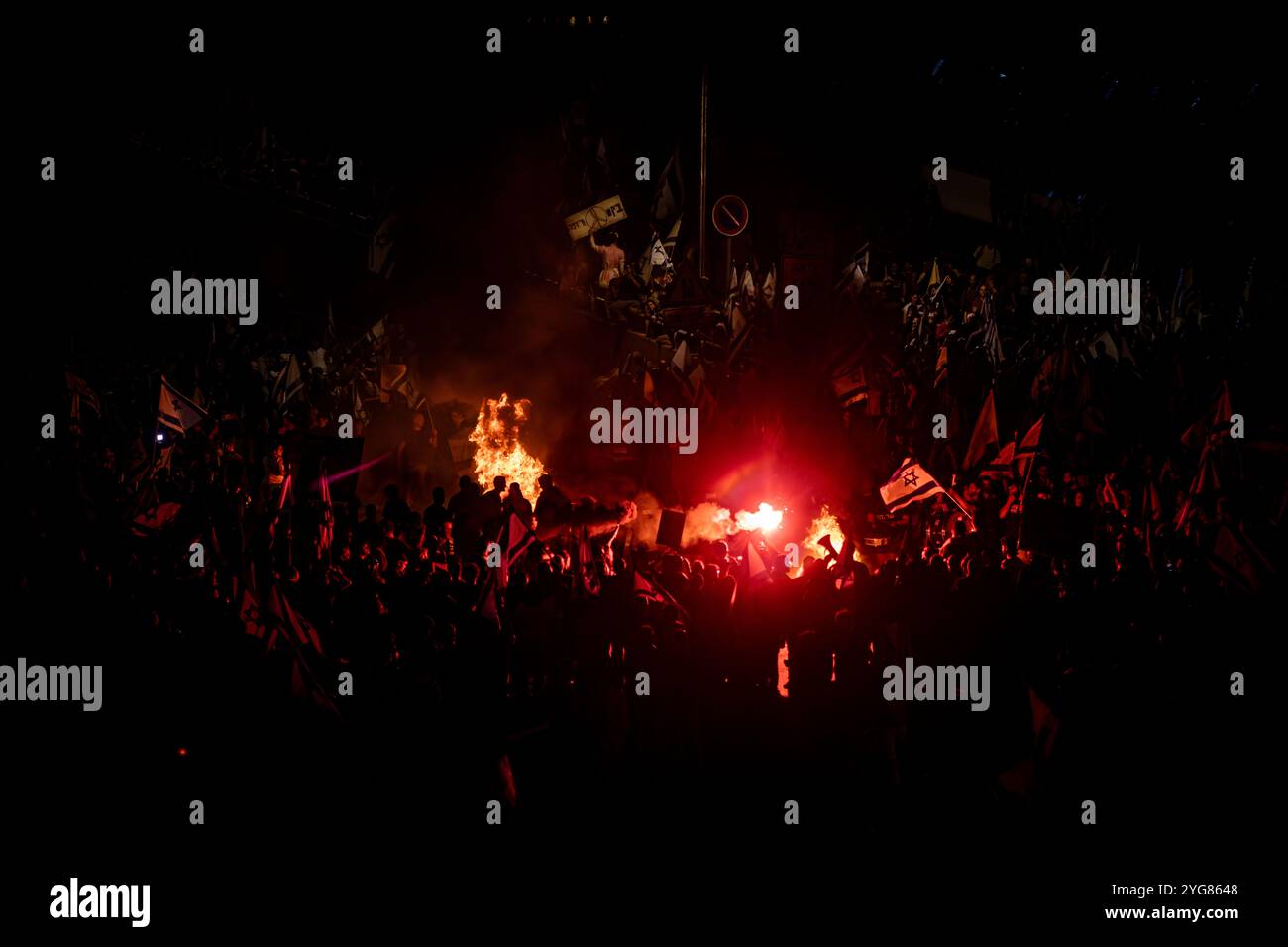 Tel Aviv, Israël. 06 novembre 2024. Des manifestants israéliens bloquent l’autoroute d’Ayalon, lors d’une manifestation spontanée après que le premier ministre israélien Benjamin Netanyahou a tiré le ministre de la Défense Yoav Gallant. Mardi Benjamin Netanyahu, a congédié Gallant dans une annonce surprise dans laquelle il a cité une crise de confiance, nommant le ministre des Affaires étrangères Israël Katz pour lui succéder. Cette décision a déclenché des manifestations de masse à tel Aviv et dans d'autres villes du pays. Crédit : SOPA images Limited/Alamy Live News Banque D'Images