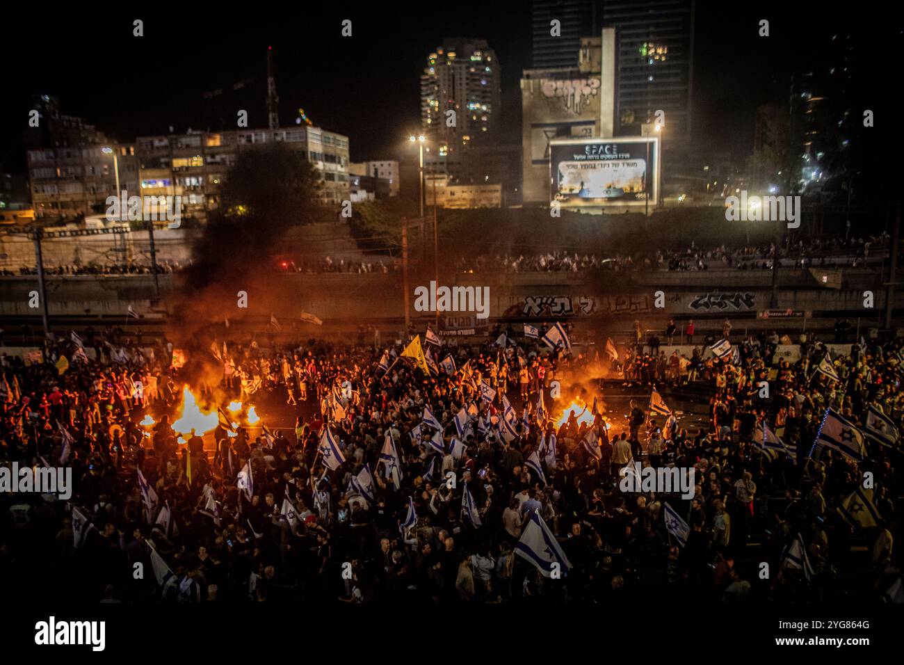 Tel Aviv, Israël. 06 novembre 2024. Des manifestants israéliens bloquent l’autoroute d’Ayalon, lors d’une manifestation spontanée après que le premier ministre israélien Benjamin Netanyahou a tiré le ministre de la Défense Yoav Gallant. Mardi Benjamin Netanyahu, a congédié Gallant dans une annonce surprise dans laquelle il a cité une crise de confiance, nommant le ministre des Affaires étrangères Israël Katz pour lui succéder. Cette décision a déclenché des manifestations de masse à tel Aviv et dans d'autres villes du pays. Crédit : SOPA images Limited/Alamy Live News Banque D'Images